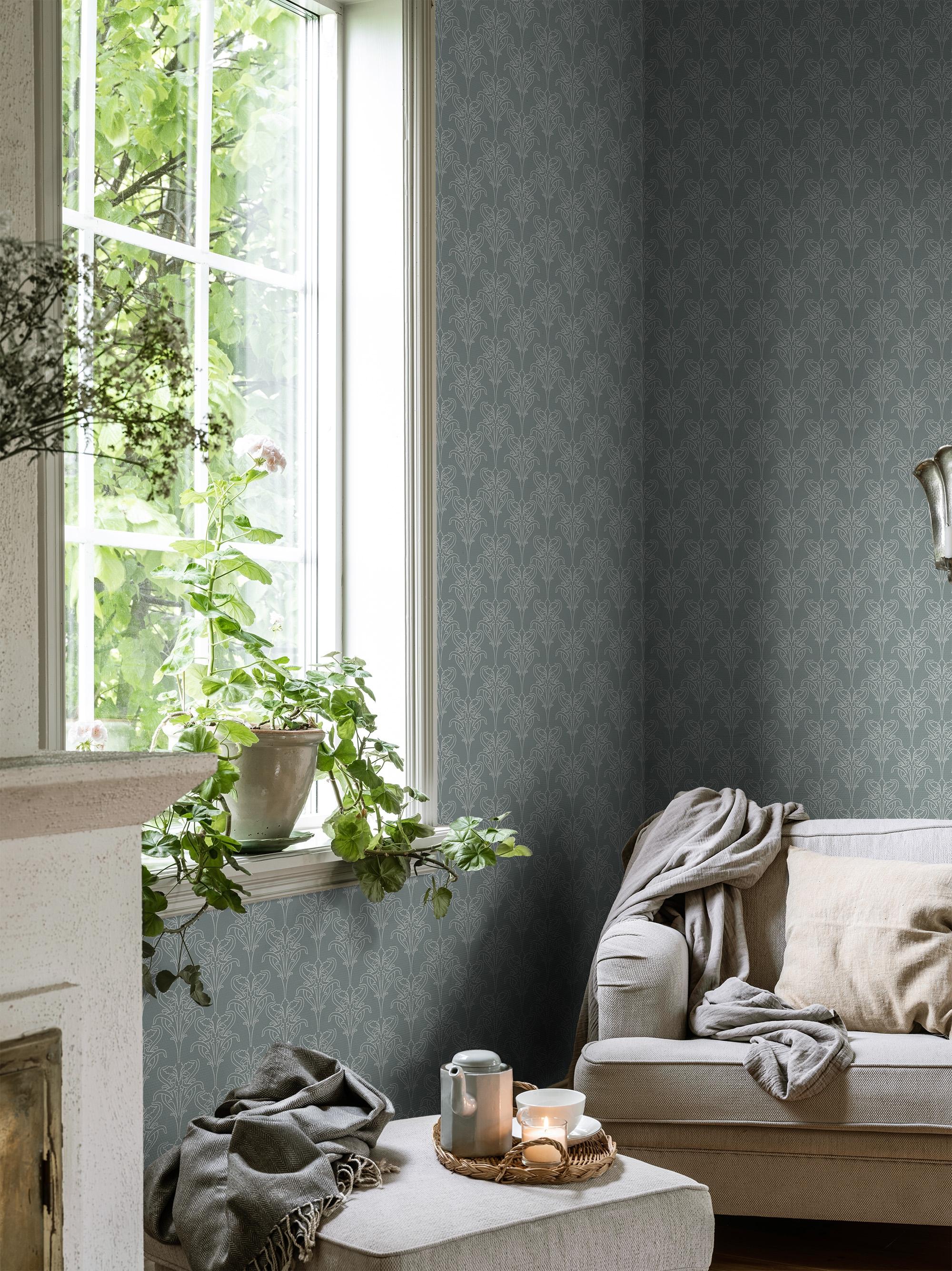 Iris Blå tapet med medaljonger mönster i blå. Från kollektionen Gammalsvenska klassiker 1850–1950. Nonwoven-material med rak passning.