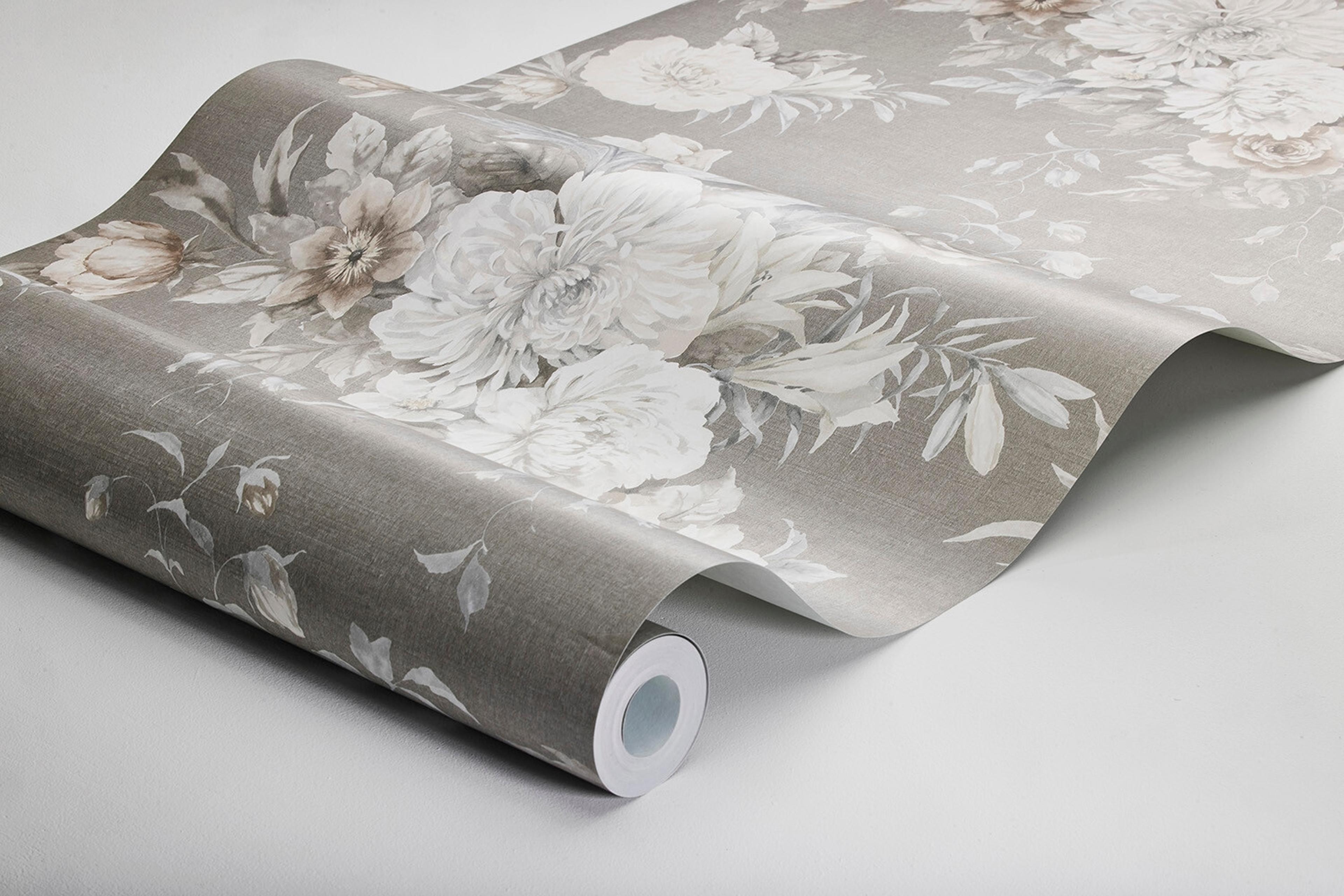 Floral Charm tapet tapet med blommigt mönster i grå. Från kollektionen Dreamy Escape. Nonwoven-material med förskjuten passning. Passar i vardagsrum och matsal.