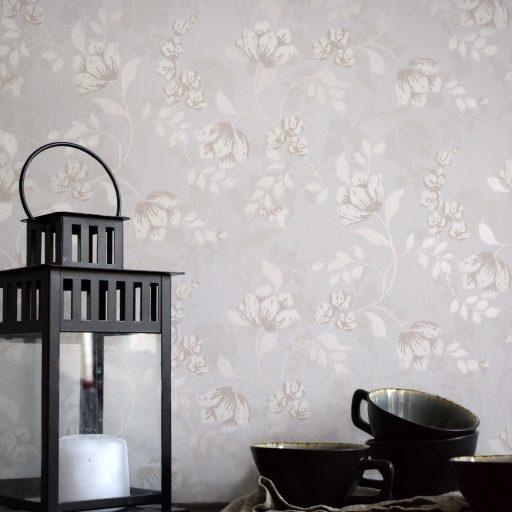 Malin, Silver Grå tapet från duro med blommigt mönster i grå. Från kollektionen Spira. Nonwoven-material med rak passning.