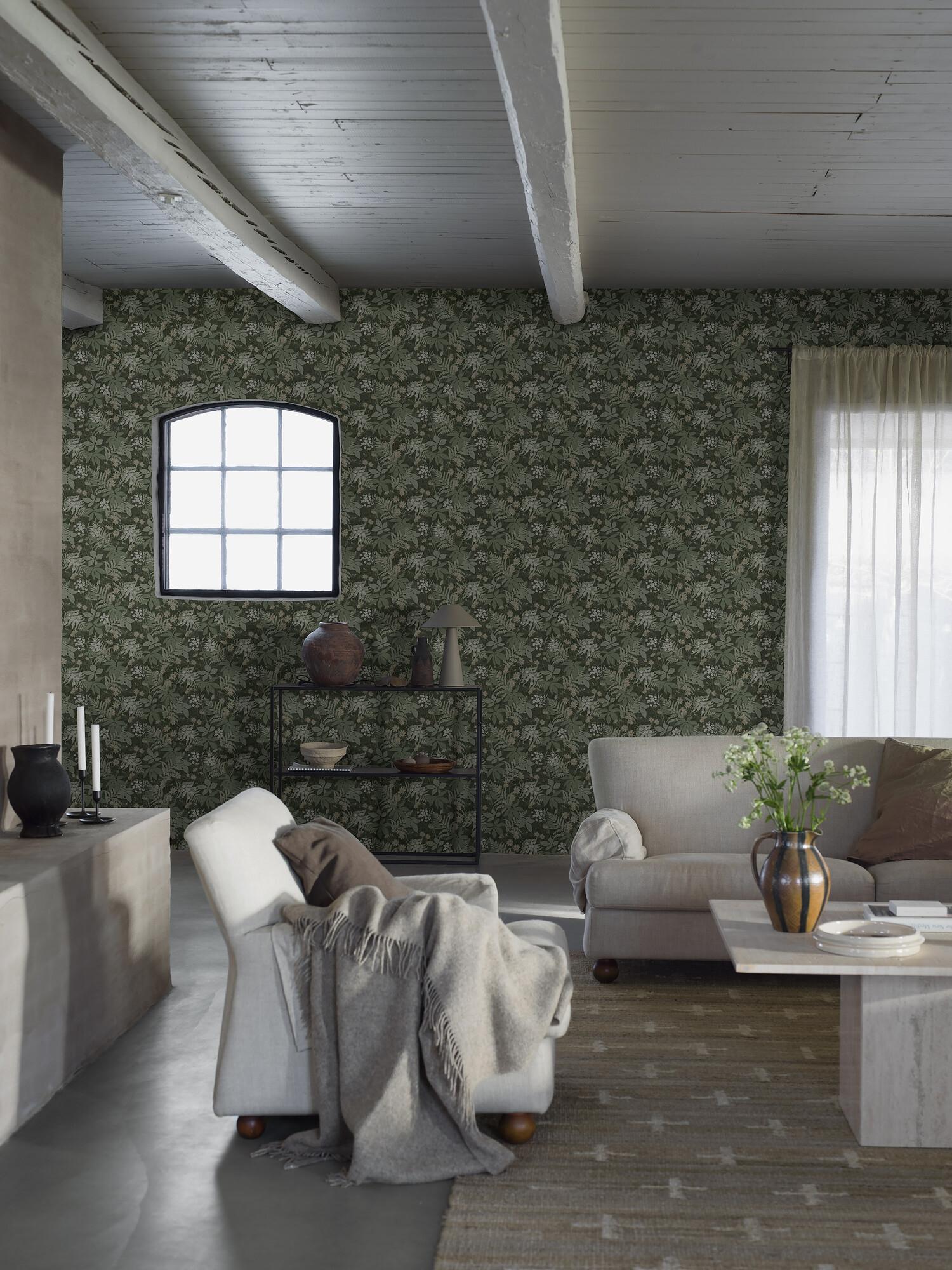 Lindskog tapet med botaniskt mönster i grön. Från kollektionen Essens. Nonwoven-material med rak passning. Passar i vardagsrum, matsal och kök.