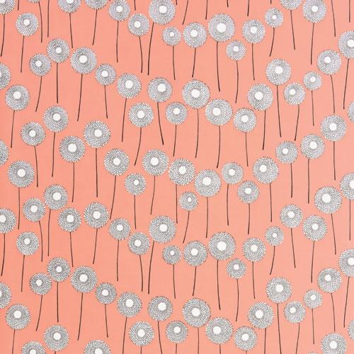 Meadow Honeysuckle tapet från Midbec med blommigt mönster i orange. Från kollektionen Pioneer. Nonwoven-material med förskjuten passning.