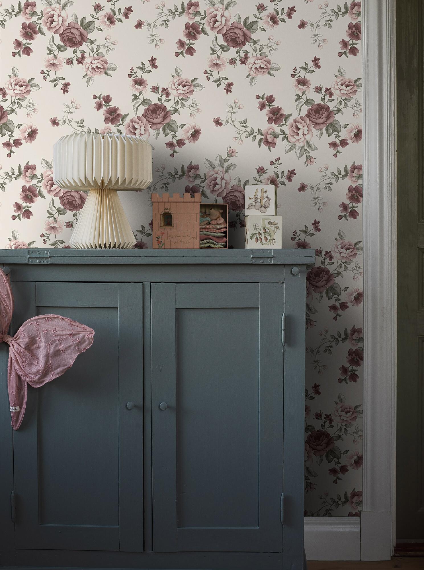 Nomi beige, tapet tapet med blommigt, barnrum mönster i beige. Från kollektionen Newbie II Wallpaper. Nonwoven-material med rak passning. Passar i sovrum och barnrum.