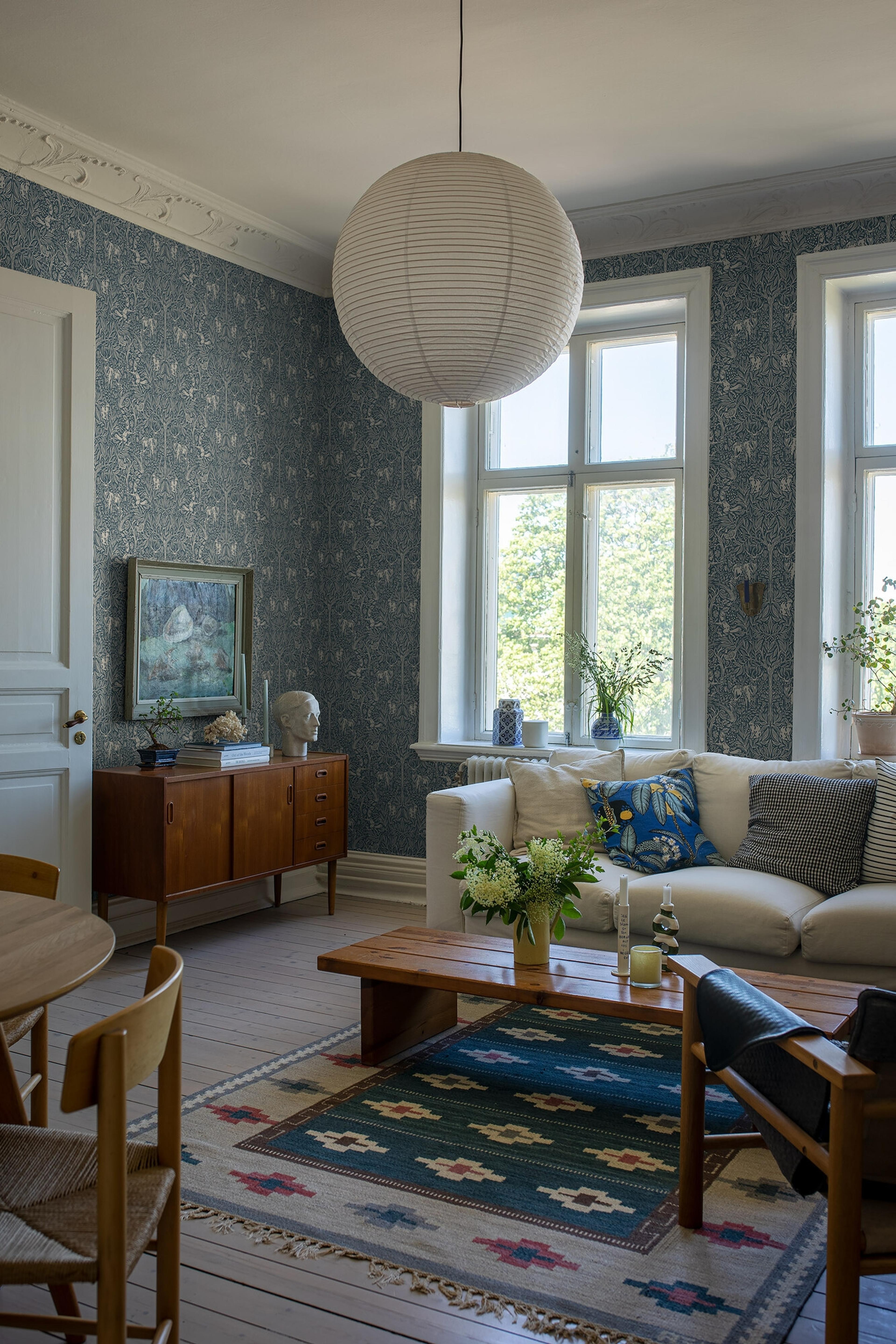 Under the Elder Tree tapet med djur, botaniskt mönster i blå. Från kollektionen New Heritage. Nonwoven-material med förskjuten passning. Vintage-stil.​​​​‌﻿‍﻿​‍​‍‌‍﻿﻿‌﻿​‍‌‍‍‌‌‍‌﻿‌‍‍‌‌‍﻿‍​‍​‍​﻿‍‍​‍​‍‌﻿​﻿‌‍​‌‌‍﻿‍‌‍‍‌‌﻿‌​‌﻿‍‌​‍﻿‍‌‍‍‌‌‍﻿﻿​‍​‍​‍﻿​​‍​‍‌‍‍​‌﻿​‍‌‍‌‌‌‍‌‍​‍​‍​﻿‍‍​‍​‍‌‍‍​‌﻿‌​‌﻿‌​‌﻿​​‌﻿​﻿​﻿‍‍​‍﻿﻿​‍﻿﻿‌﻿‌﻿‌﻿‌﻿‌﻿‌﻿​‍﻿‍‌‍​﻿‌‍﻿﻿‌‍﻿​‌‍﻿﻿‌﻿​‍‌‍​‌‌‍﻿‌‌‍​‌​‍﻿‍‌﻿​﻿‌‍‌‌​‍﻿﻿‌﻿​﻿‌﻿‌​‌﻿‌‌‌‍‌​‌‍‍‌‌‍﻿﻿​‍﻿﻿‌‍‍‌‌‍﻿‍‌﻿‌​‌‍‌‌‌‍﻿‍‌﻿‌​​‍﻿﻿‌‍‌‌‌‍‌​‌‍‍‌‌﻿‌​​‍﻿﻿‌‍﻿‌‌‍﻿﻿‌‍‌​‌‍‌‌​﻿﻿‌‌﻿​​‌﻿​‍‌‍‌‌‌﻿​﻿‌‍‌‌‌‍﻿‍‌﻿‌​‌‍​‌‌﻿‌​‌‍‍‌‌‍﻿﻿‌‍﻿‍​﻿‍﻿‌‍‍‌‌‍‌​​﻿﻿‌‌‍‍‌‌‍﻿‌‌‍​‌‌‍‌﻿‌‍‌‌​‍﻿‌​﻿‌‌‌‍‌‍‌‍‌​‌‍​‌​﻿‌﻿​﻿​‌​﻿​‌​﻿​﻿​﻿‌‍‌‍‌​‌‍​﻿‌‍​‍​﻿​‍​﻿‍‌​﻿‍‌​﻿‍​​﻿‌‌​﻿‍​​﻿‍​​﻿‍​​﻿‍​‌‍​‍​﻿‌‌‌‍​﻿​﻿​​‌‍‌‍​﻿‌﻿​﻿‌‌‌‍​‌​﻿​‍​﻿‌‌​﻿‌‌​﻿​​​﻿‍‌​﻿‍​‌‍‌​‌‍‌​​﻿​﻿‌‍‌‍​﻿​‌​‍﻿‌​﻿​‌​﻿​﻿​﻿​﻿​﻿​﻿‌﻿‍​​﻿​‍​﻿​​​﻿​​​﻿​​​‍﻿‌‌‍‍‍‌﻿​​‌‍‌﻿​﻿‍﻿‌﻿‌​‌﻿‍‌‌﻿​​‌‍‌‌​﻿﻿‌‌﻿​﻿‌‍​‌‌‍﻿‍‌‍‍‌‌﻿‌​‌﻿‍‌​‍﻿‍‌‍‍‌‌‍﻿‌‌‍​‌‌‍‌﻿‌‍‌‌‌​​‌‌﻿​﻿‌﻿​﻿‌‍‌‌‌﻿‌​​﻿‍﻿‌﻿​​‌‍​‌‌﻿‌​‌‍‍​​﻿﻿‌‌‍​‌‌‍﻿​‌﻿‌​‌‌‌​‌‍‌‌‌﻿‍​‌﻿‌​​﻿﻿﻿‌‍​‍‌‍​‌‌﻿​﻿‌‍‌‌‌‌‌‌‌﻿​‍‌‍﻿​​﻿﻿‌‌‍‍​‌﻿‌​‌﻿‌​‌﻿​​‌﻿​﻿​‍‌‌​﻿​﻿‌​​‌​‍‌‌​﻿​‍‌​‌‍​‍‌‌​﻿​‍‌​‌‍‌﻿‌﻿‌﻿‌﻿‌﻿‌﻿​‍﻿‍‌‍​﻿‌‍﻿﻿‌‍﻿​‌‍﻿﻿‌﻿​‍‌‍​‌‌‍﻿‌‌‍​‌​‍﻿‍‌﻿​﻿‌‍‌‌​‍‌‌​﻿​‍‌​‌‍‌﻿​﻿‌﻿‌​‌﻿‌‌‌‍‌​‌‍‍‌‌‍﻿﻿​‍‌‍‌‍‍‌‌‍‌​​﻿﻿‌‌‍‍‌‌‍﻿‌‌‍​‌‌‍‌﻿‌‍‌‌​‍﻿‌​﻿‌‌‌‍‌‍‌‍‌​‌‍​‌​﻿‌﻿​﻿​‌​﻿​‌​﻿​﻿​﻿‌‍‌‍‌​‌‍​﻿‌‍​‍​﻿​‍​﻿‍‌​﻿‍‌​﻿‍​​﻿‌‌​﻿‍​​﻿‍​​﻿‍​​﻿‍​‌‍​‍​﻿‌‌‌‍​﻿​﻿​​‌‍‌‍​﻿‌﻿​﻿‌‌‌‍​‌​﻿​‍​﻿‌‌​﻿‌‌​﻿​​​﻿‍‌​﻿‍​‌‍‌​‌‍‌​​﻿​﻿‌‍‌‍​﻿​‌​‍﻿‌​﻿​‌​﻿​﻿​﻿​﻿​﻿​﻿‌﻿‍​​﻿​‍​﻿​​​﻿​​​﻿​​​‍﻿‌‌‍‍‍‌﻿​​‌‍‌﻿​‍‌‍‌﻿‌​‌﻿‍‌‌﻿​​‌‍‌‌​﻿﻿‌‌﻿​﻿‌‍​‌‌‍﻿‍‌‍‍‌‌﻿‌​‌﻿‍‌​‍﻿‍‌‍‍‌‌‍﻿‌‌‍​‌‌‍‌﻿‌‍‌‌‌​​‌‌﻿​﻿‌﻿​﻿‌‍‌‌‌﻿‌​​‍‌‍‌﻿​​‌‍​‌‌﻿‌​‌‍‍​​﻿﻿‌‌‍​‌‌‍﻿​‌﻿‌​‌‌‌​‌‍‌‌‌﻿‍​‌﻿‌​​‍‌‍‌﻿​​‌‍‌‌‌﻿​‍‌﻿​﻿‌﻿​​‌‍‌‌‌‍​﻿‌﻿‌​‌‍‍‌‌﻿‌‍‌‍‌‌​﻿﻿‌‌﻿​​‌﻿‌‌‌‍​‍‌‍﻿​‌‍‍‌‌﻿​﻿‌‍‍​‌‍‌‌‌‍‌​​‍​‍‌﻿﻿‌