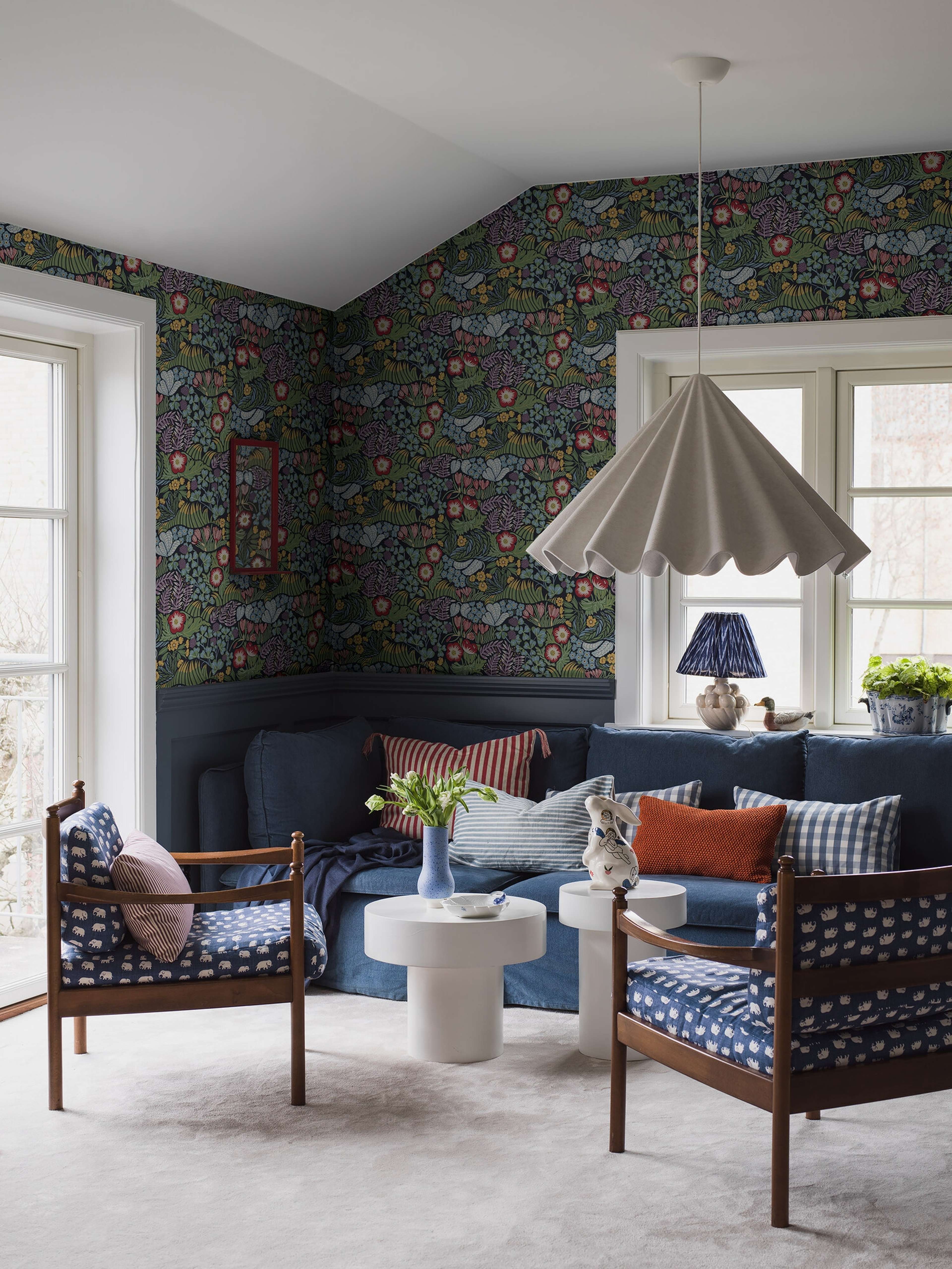 Rabatt tapet med botaniskt, blommigt mönster i grå. Från kollektionen New Heritage. Nonwoven-material med förskjuten passning. Passar i vardagsrum, matsal och kök.