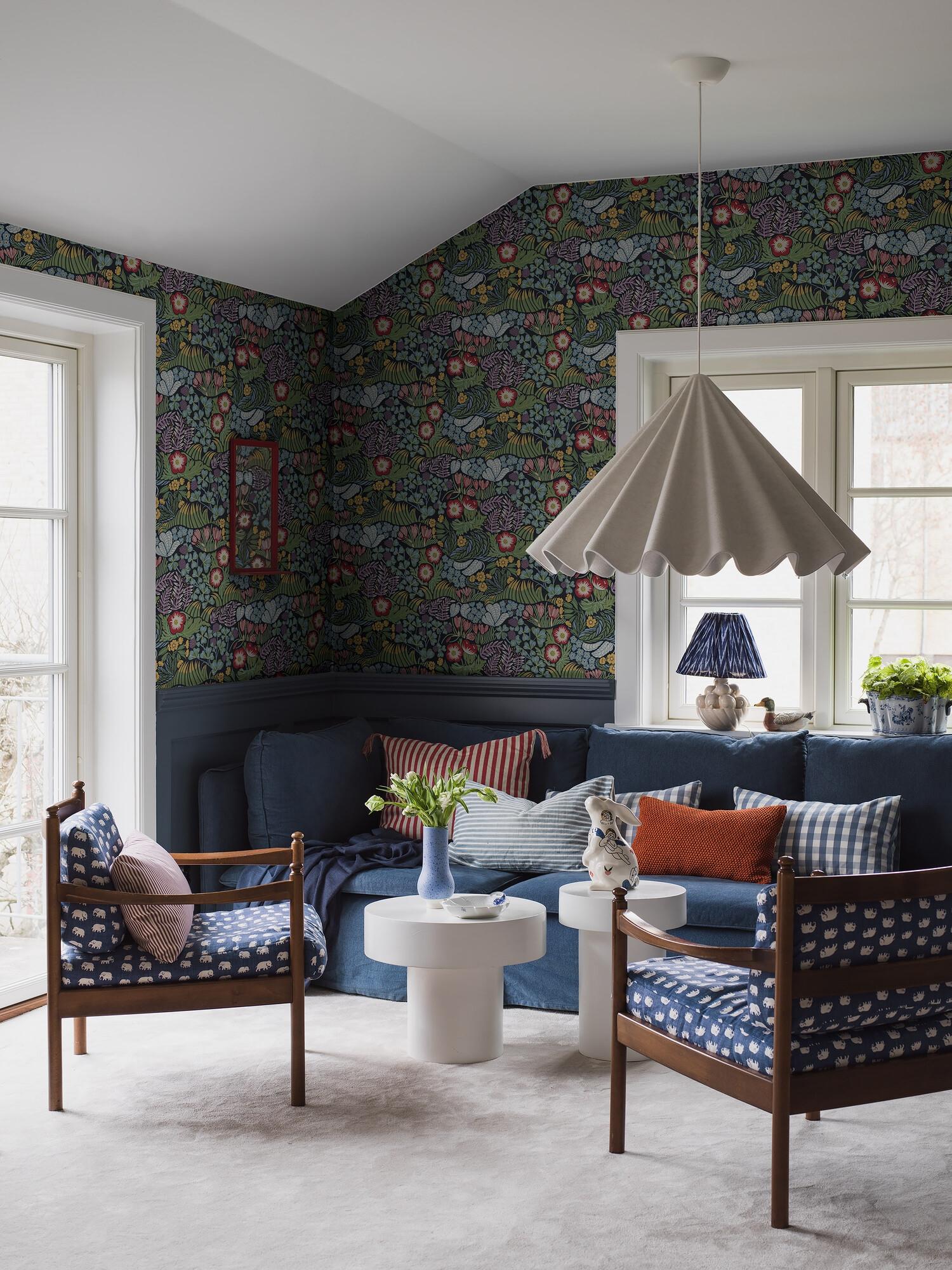 Rabatt tapet med botaniskt, blommigt mönster i grå. Från kollektionen New Heritage. Nonwoven-material med förskjuten passning. Passar i vardagsrum, matsal och kök.