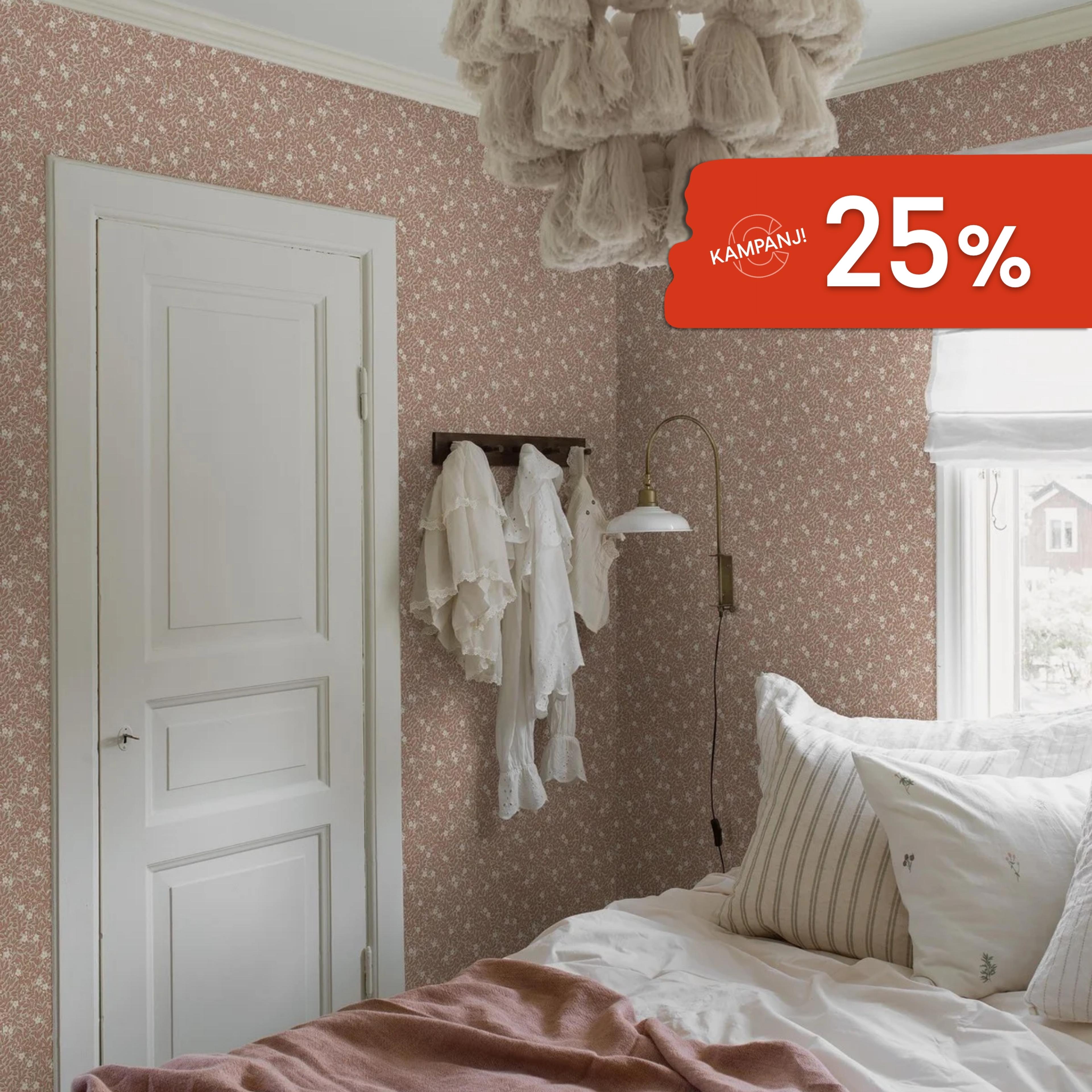 A cozy bedroom with dusty rose patterned wallpaper, white bedding, a large fabric chandelier, and a red "KAMPANJ! 25%" discount banner.