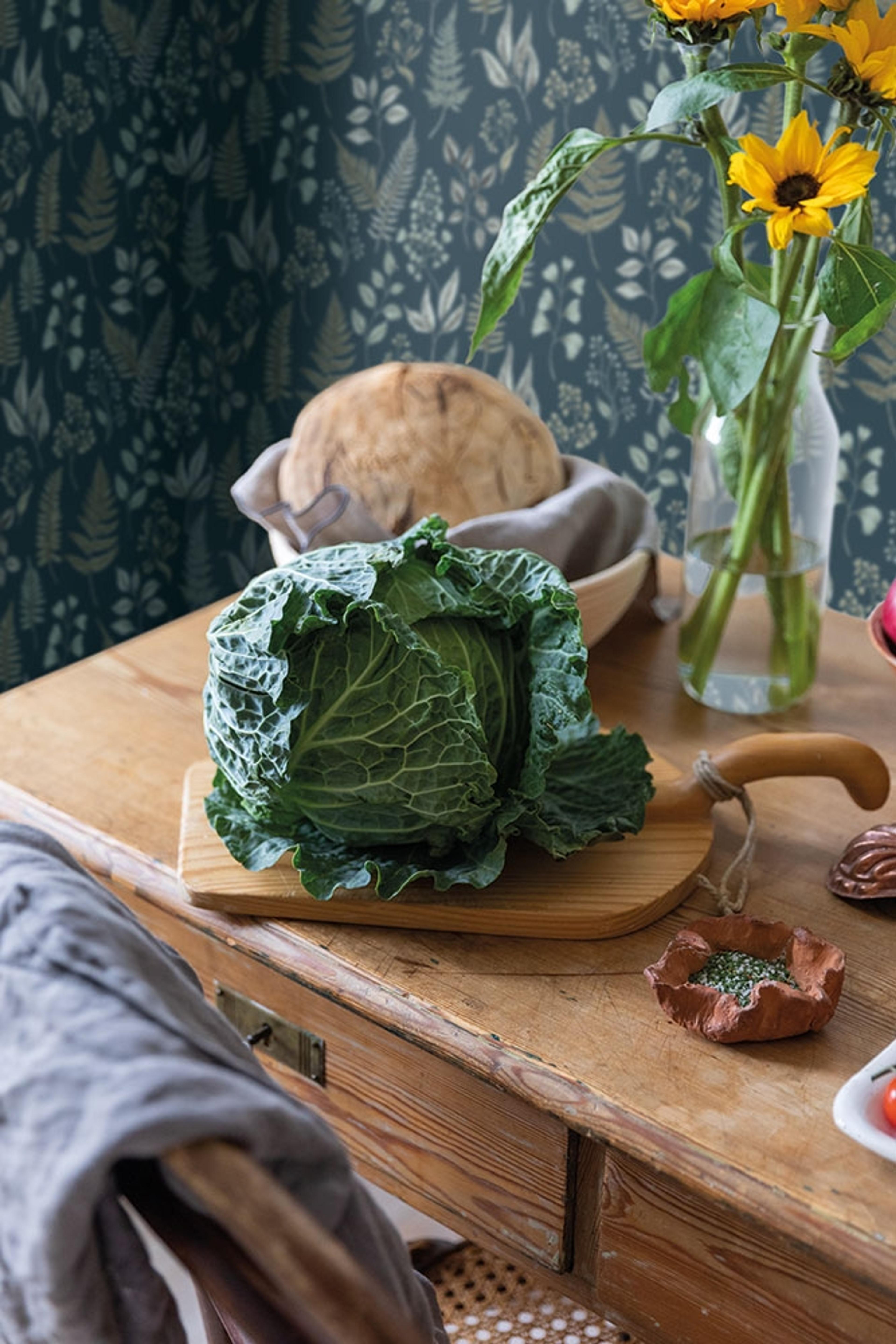 Betula tapet med botaniskt mönster i svart och grön. Från kollektionen skogsgläntan. Nonwoven-material med förskjuten passning. Country-stil. Passar i vardagsrum, sovrum och matsal.