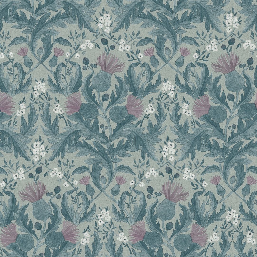 Thistle, blågrön tapet från Boråstapeter med blommigt mönster i grå och blå. Från kollektionen In Bloom. Nonwoven-material med rak passning. Country, city-stil. Passar i vardagsrum, sovrum och hall.