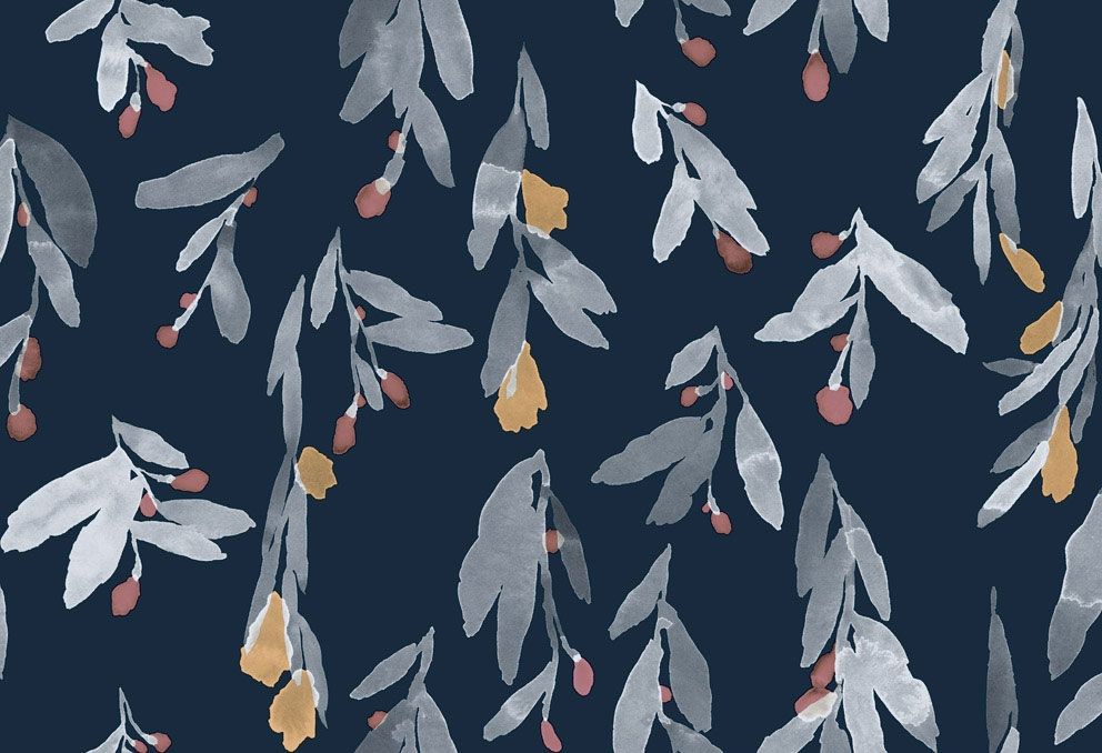 Pieni Hyhma tapet med blommigt mönster i blå. Från kollektionen Marimekko 6. Nonwoven-material med förskjuten passning.