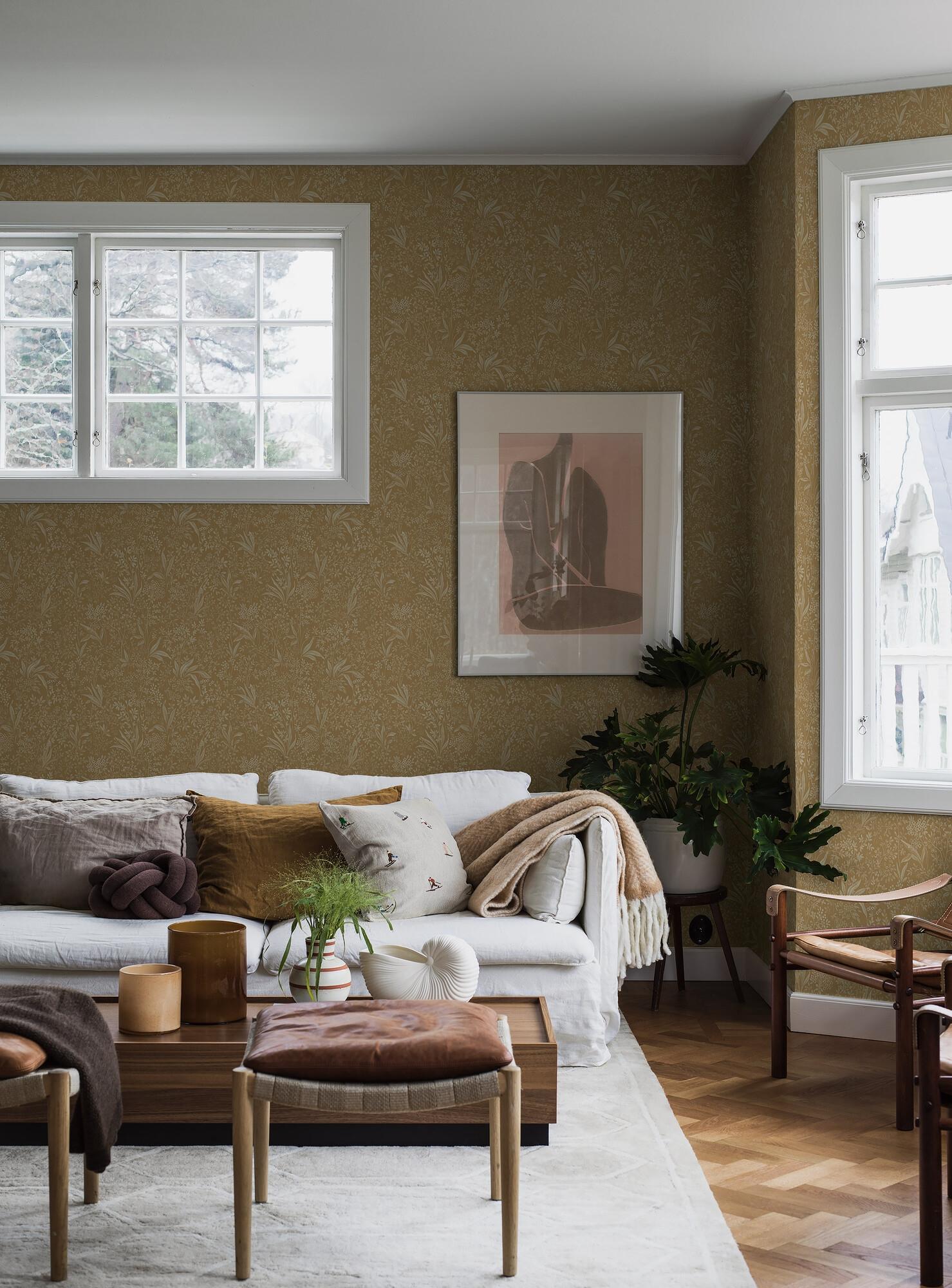 Nocturne slingrande bladverk, varmgul ockra tapet med botaniskt mönster i gul. Från kollektionen Vårt Arkiv. Nonwoven-material med rak passning.