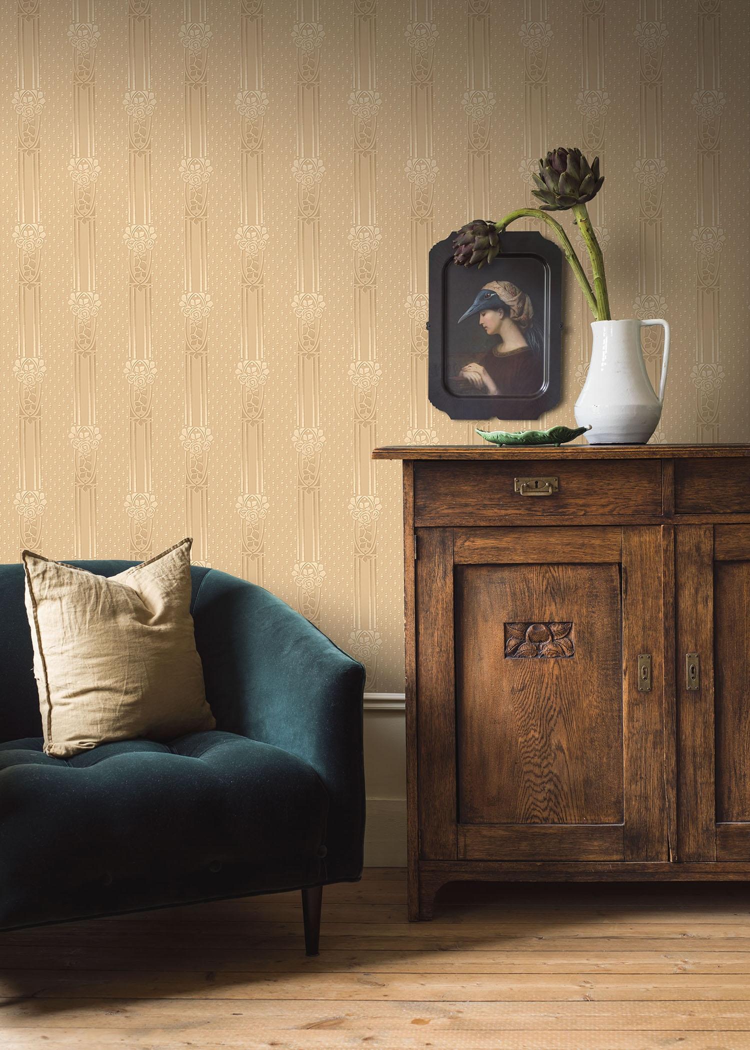 Ellen tapet från Boråstapeter med randigt, blommigt mönster i gul. Från kollektionen anno. Nonwoven-material med rak passning. Passar i sovrum och matsal.