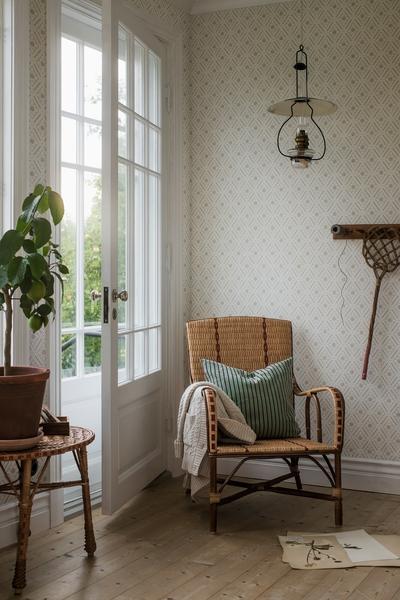 Ester mönsterbild trellis, beige tapet från Boråstapeter med rutigt, geometriskt, trellis mönster i beige. Från kollektionen Falsterbo III. Nonwoven-material med rak passning.