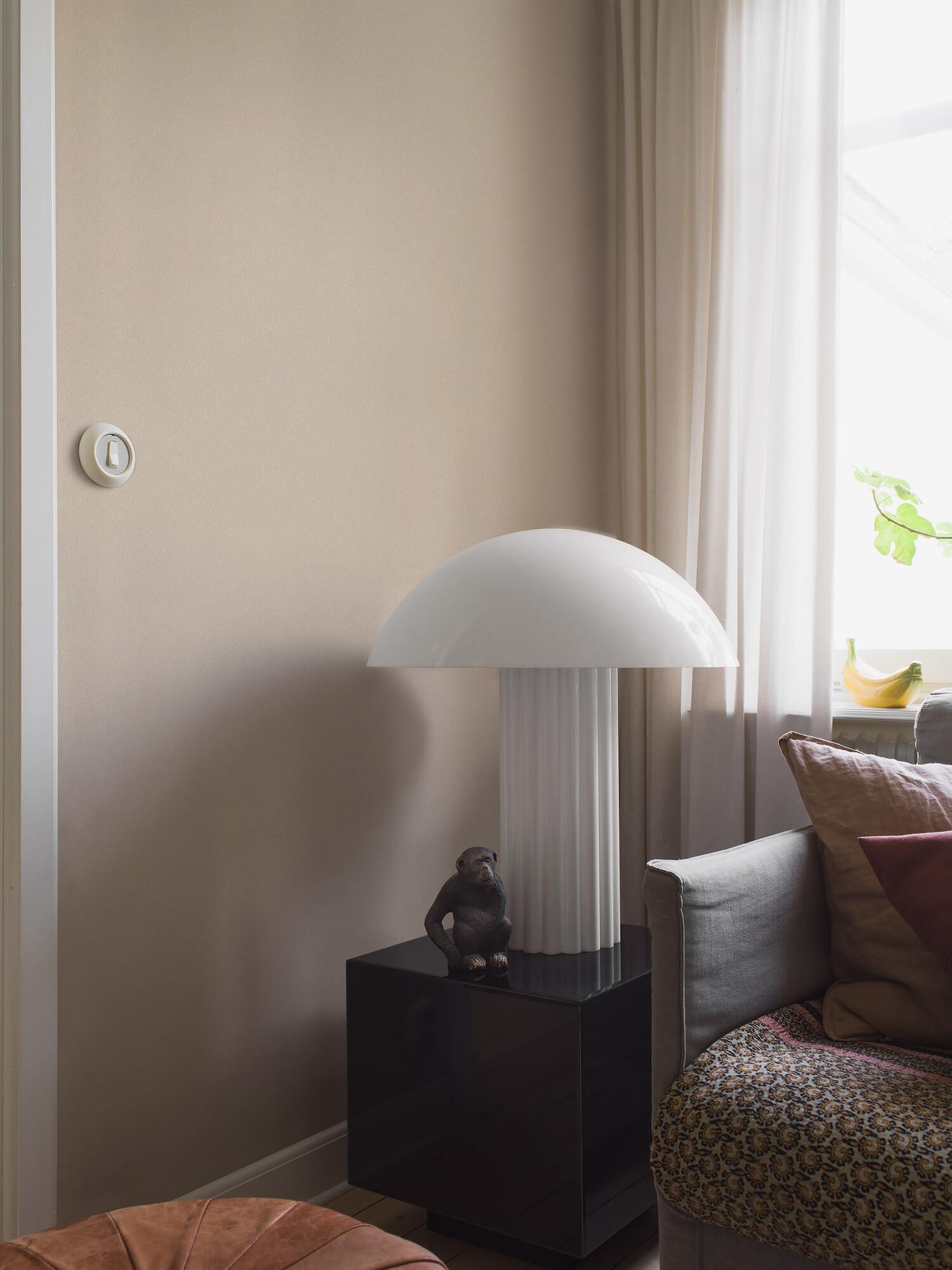 Shell Sand tapet enfärgad i beige. Från kollektionen Pigment. Nonwoven-material.