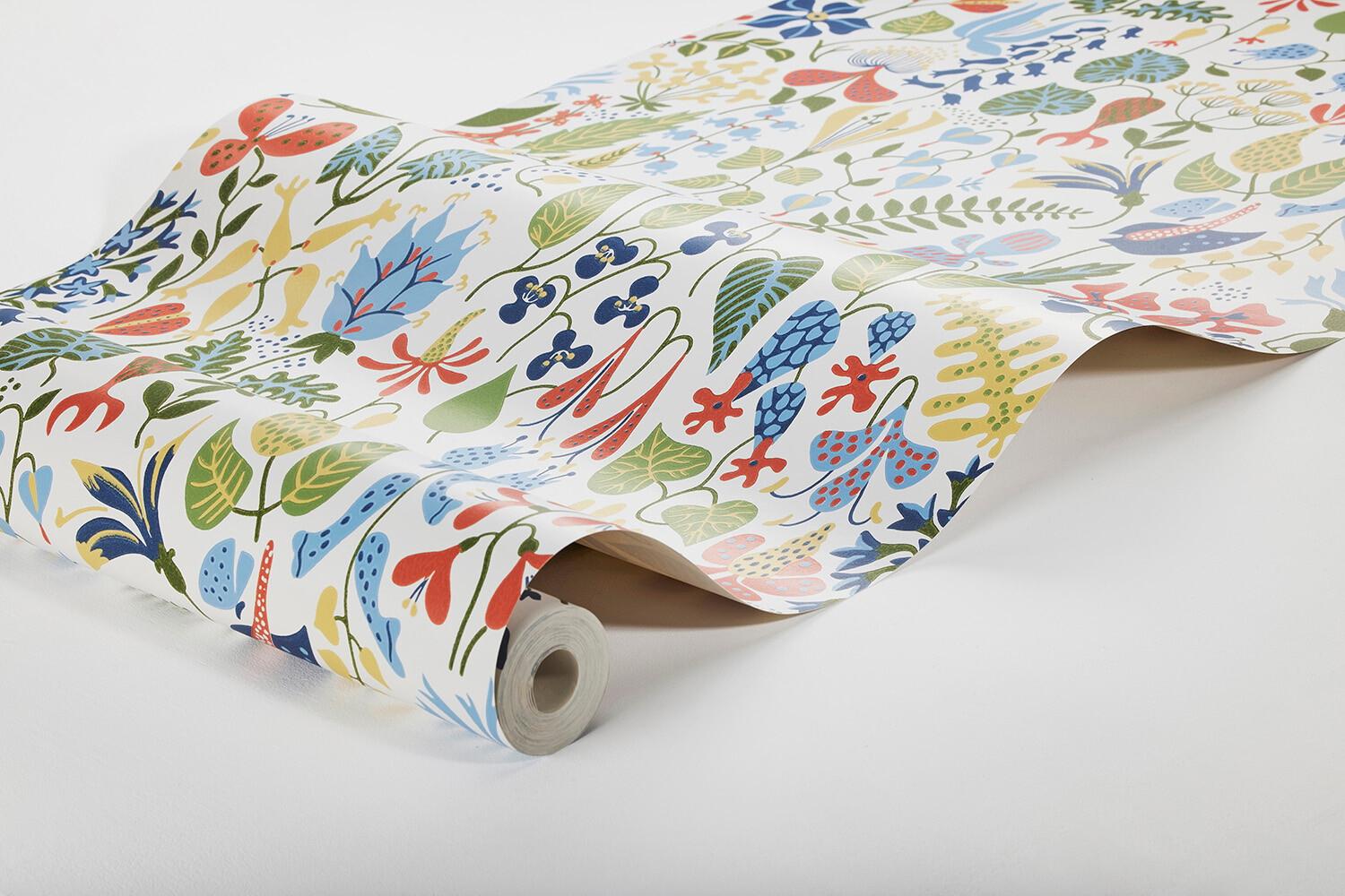 Stig Lindberg Herbarium tapet med blommigt, retro mönster i vit. Från kollektionen Scandinavian Designers III. Nonwoven-material med rak passning.