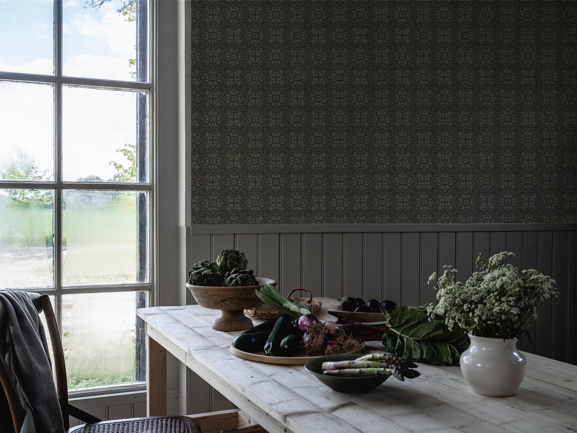 Alnön Mörkgrå tapet med geometriskt mönster i grå. Från kollektionen Gammalsvenska klassiker 1850–1950. Nonwoven-material med rak passning. Passar i vardagsrum och matsal.