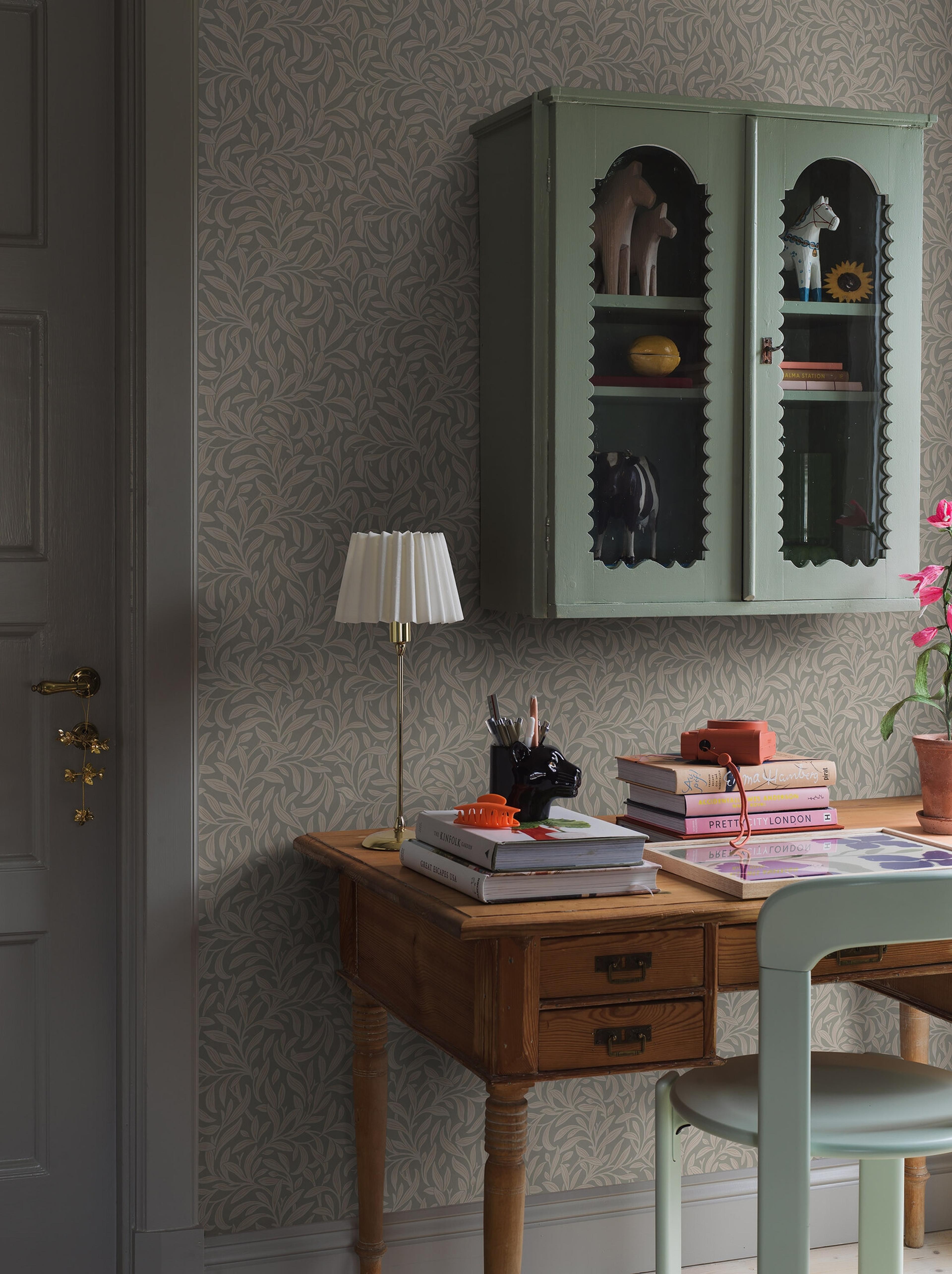 Vintergröna tapet med botaniskt mönster i grön. Från kollektionen New Heritage. Nonwoven-material med rak passning.