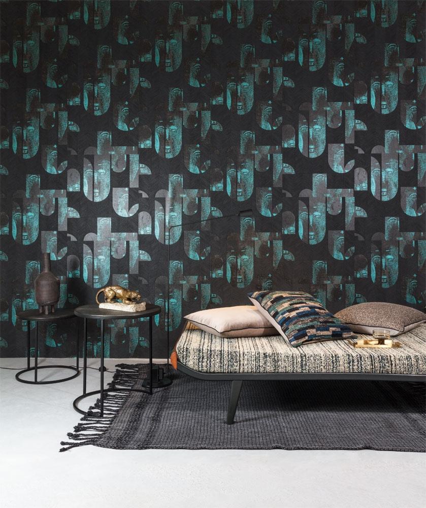 Mask Jungle tapet tapet från Midbec med grafiskt mönster i grå. Från kollektionen Tribute. Nonwoven-material med förskjuten passning. Passar i vardagsrum, matsal och hall.