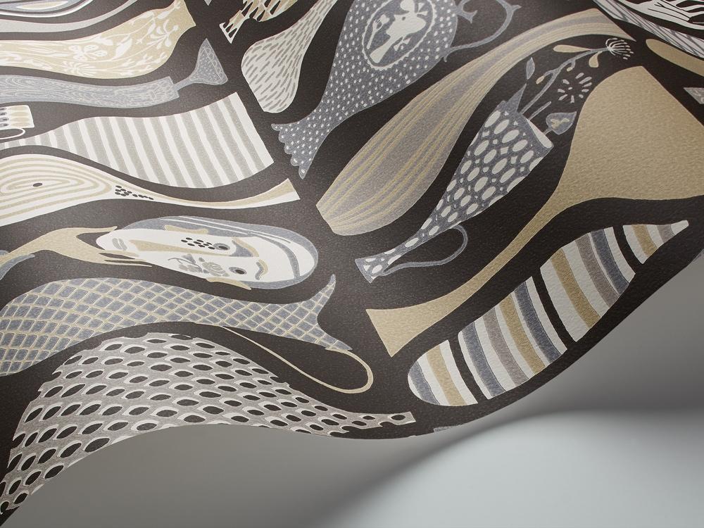 Pottery tapet från Boråstapeter med grafiskt, retro mönster i svart, grå och beige. Från kollektionen Scandinavian Designers II. Nonwoven-material med rak passning.