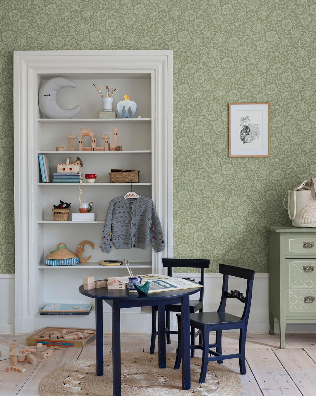 Mallow, grön tapet tapet från Midbec med botaniskt, blommigt mönster i grön. Från kollektionen Hidden Treasures vol 1. Nonwoven-material med rak passning.