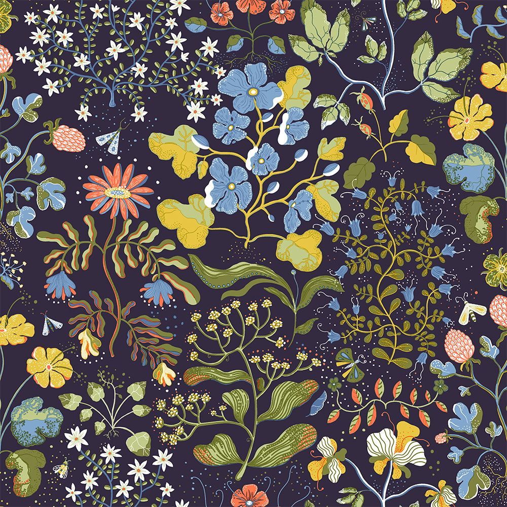Groh tapet med blommigt mönster i blå. Från kollektionen Fägring. Nonwoven-material med förskjuten passning.