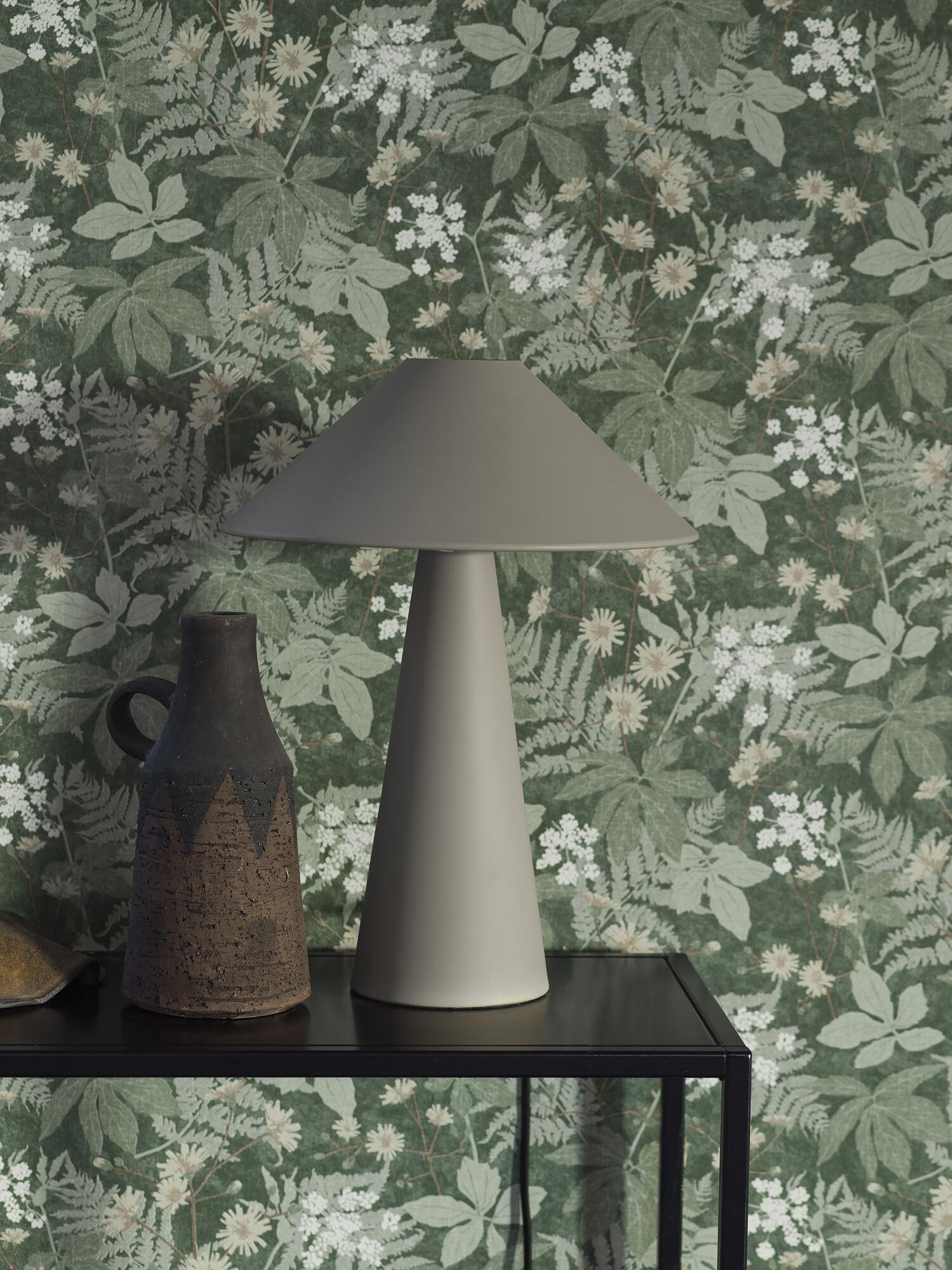 Lindskog tapet med botaniskt mönster i grön. Från kollektionen Essens. Nonwoven-material med rak passning. Passar i vardagsrum, matsal och kök.