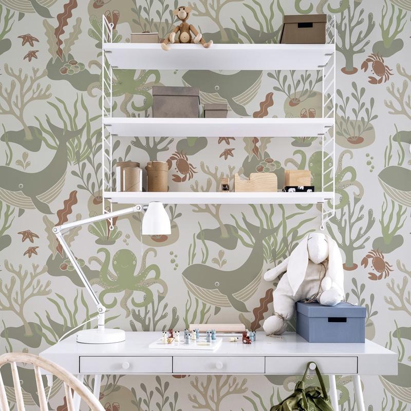Havet är djupt, grön tapet tapet med djur mönster i grön. Från kollektionen Hav & Land. Nonwoven-material med förskjuten passning.