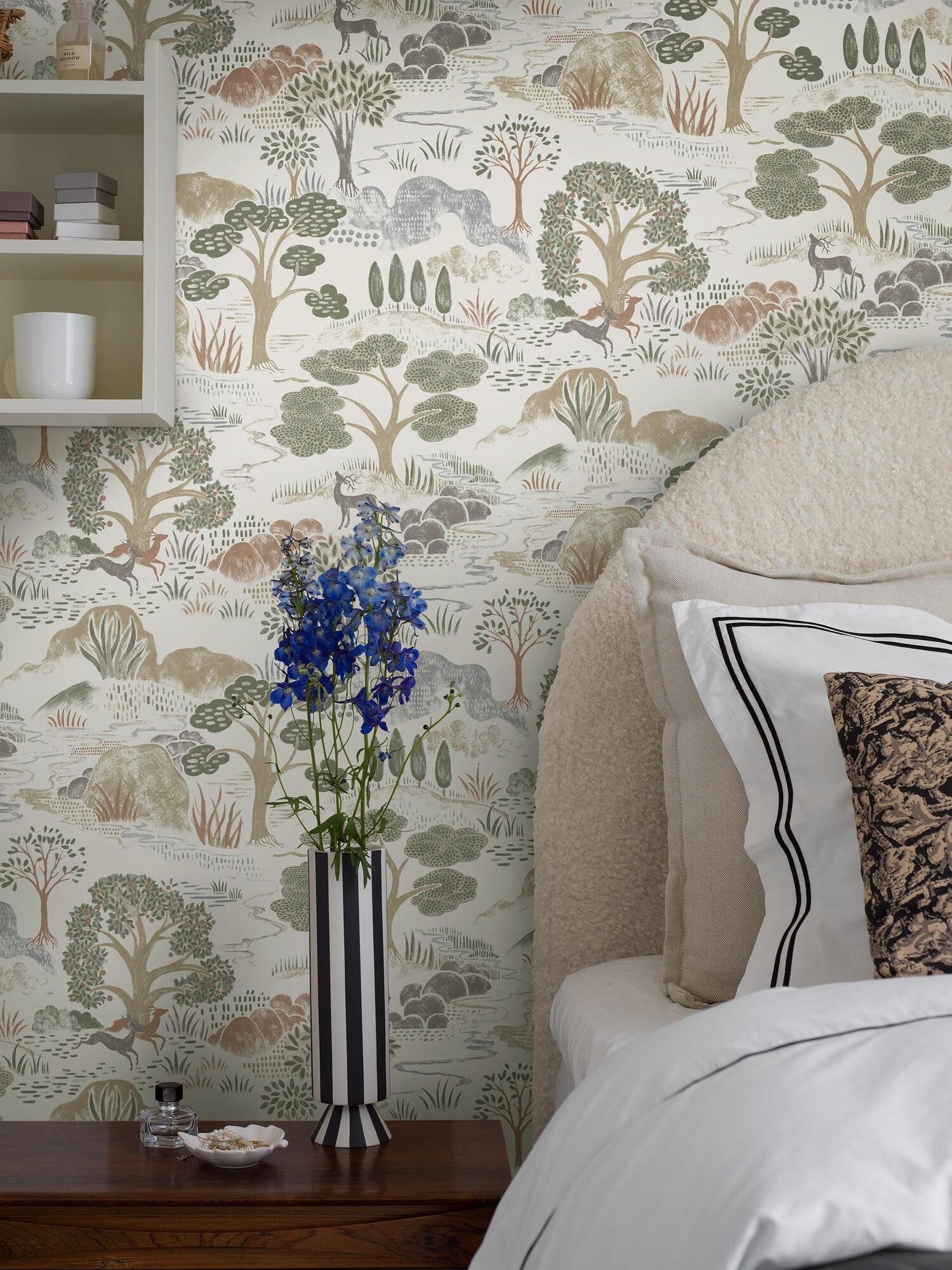 Diana vit tapet tapet med naturochlandskap mönster i vit. Från kollektionen Swedish Grace. Nonwoven-material med förskjuten passning. Passar i sovrum.