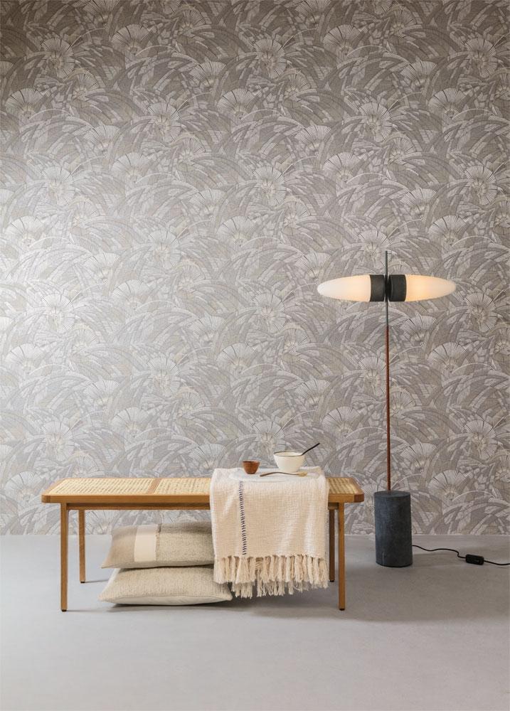 Bali Rock tapet tapet från Midbec med botaniskt mönster i grå. Från kollektionen Tribute. Nonwoven-material med förskjuten passning. Passar i vardagsrum, matsal och hall.