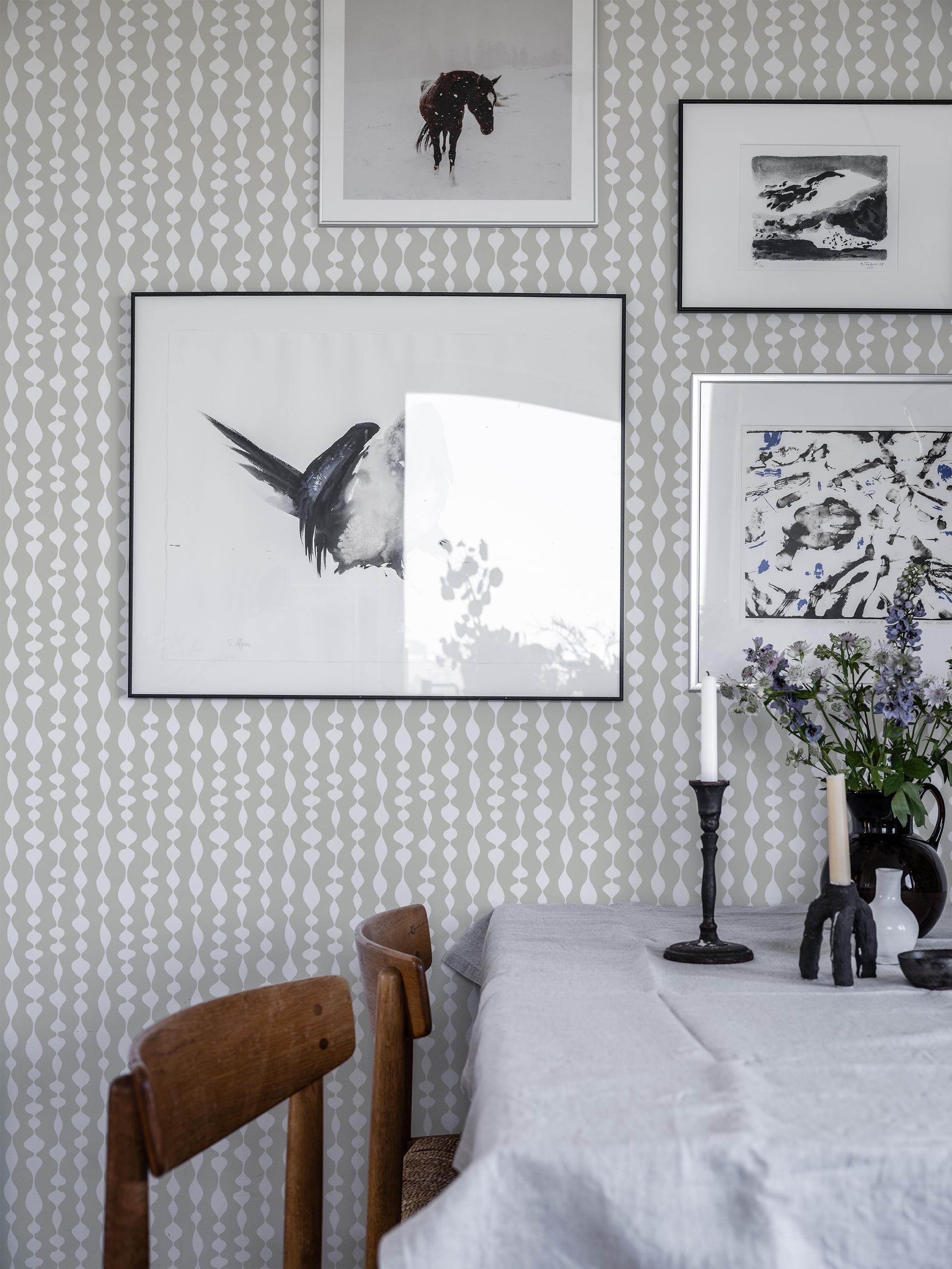 Margaret Rose grå tapet med grafiskt mönster i grå. Från kollektionen Gammalsvenska klassiker 1850–1950. Nonwoven-material med rak passning.