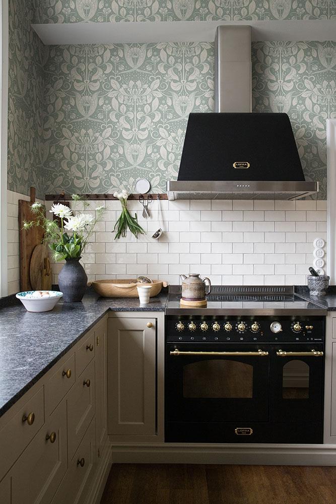 Berit tapet med blommigt mönster i blå. Från kollektionen hjärterum. Nonwoven-material med rak passning.