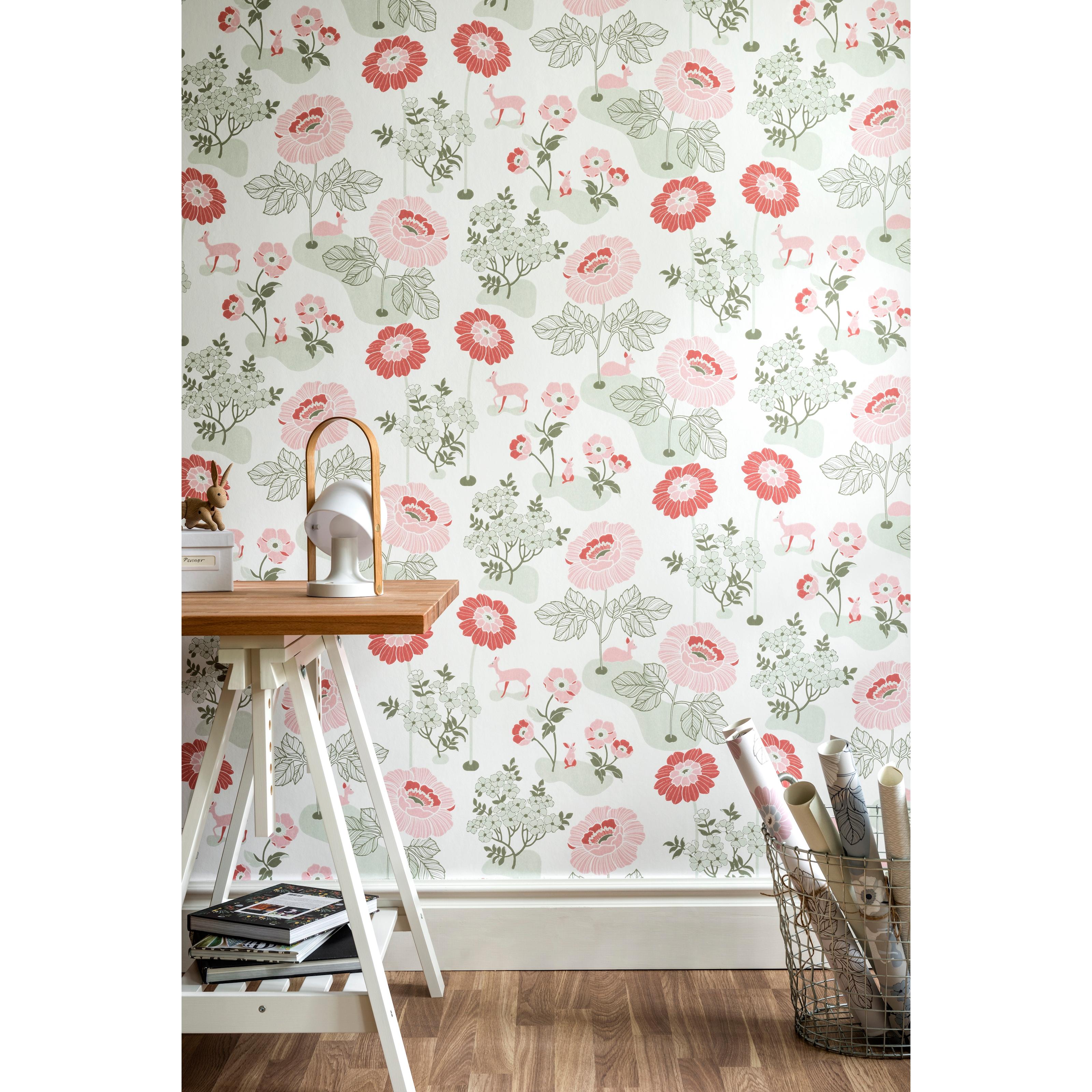 Blomsteräng, röd tapet från duro med blommigt mönster i röd, rosa och grön. Från kollektionen Duro 1900. Nonwoven-material med förskjuten mönsterpassning.