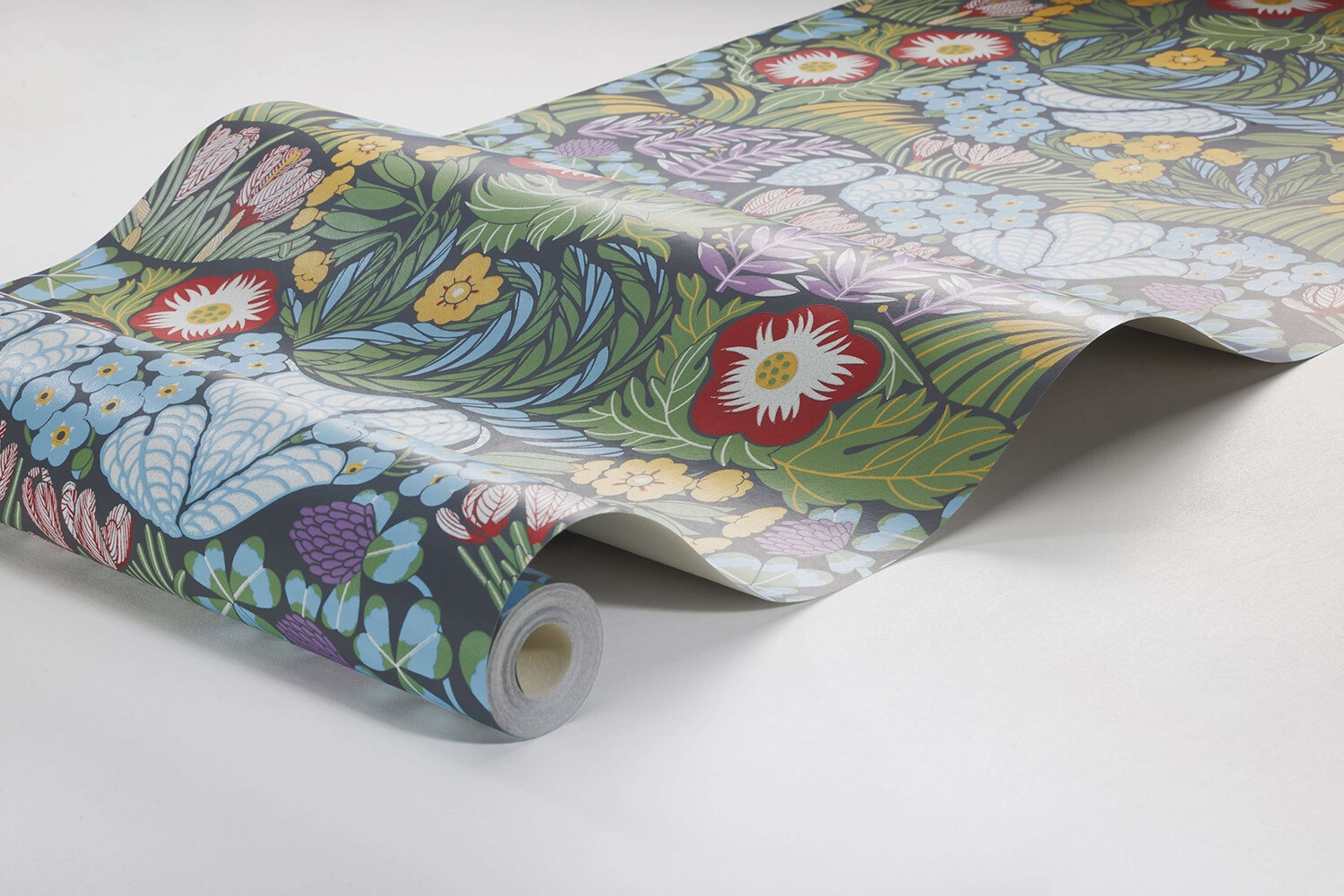 Rabatt tapet med botaniskt, blommigt mönster i grå. Från kollektionen New Heritage. Nonwoven-material med förskjuten passning. Passar i vardagsrum, matsal och kök.