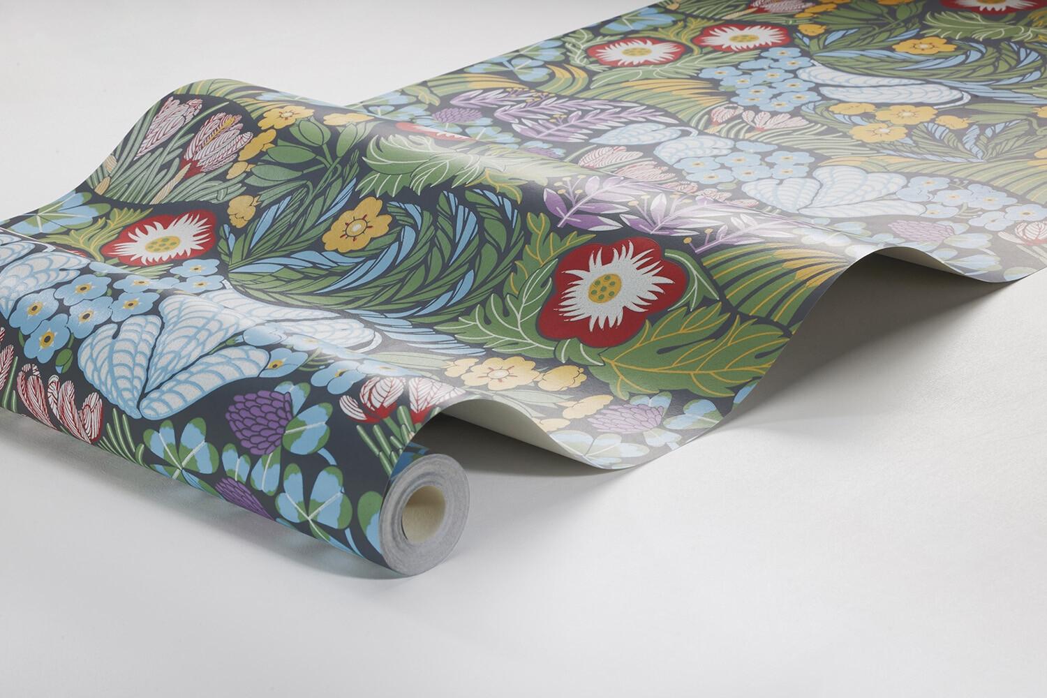 Rabatt tapet med botaniskt, blommigt mönster i grå. Från kollektionen New Heritage. Nonwoven-material med förskjuten passning. Passar i vardagsrum, matsal och kök.