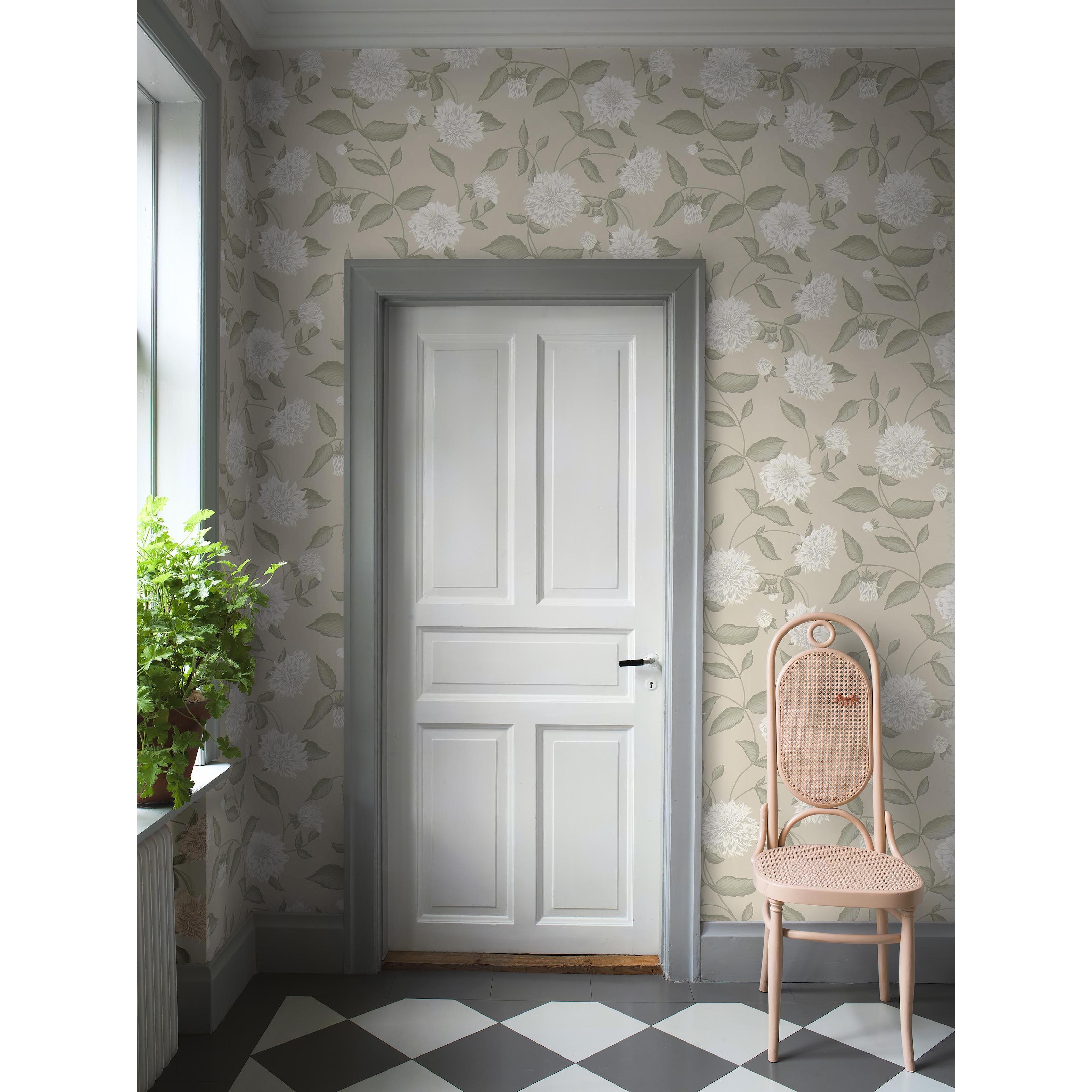 Dahliadröm beige, tapet tapet med botaniskt, blommigt mönster i beige. Från kollektionen Orangeri. Nonwoven-material med förskjuten passning. Passar i hall.