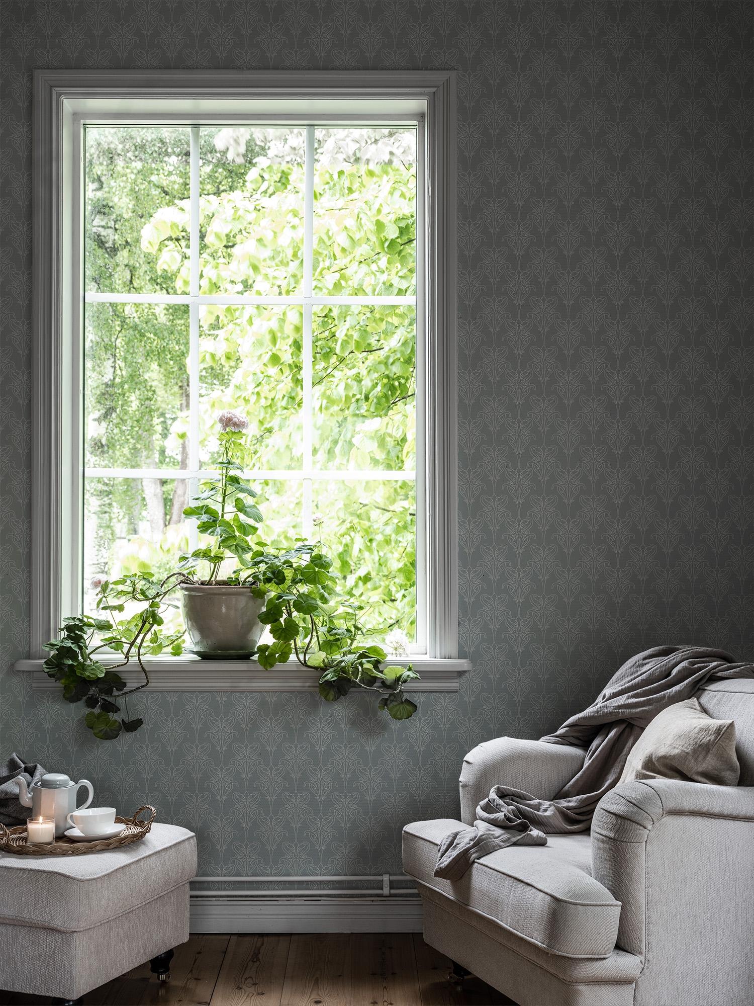 Iris Blå tapet med medaljonger mönster i blå. Från kollektionen Gammalsvenska klassiker 1850–1950. Nonwoven-material med rak passning.