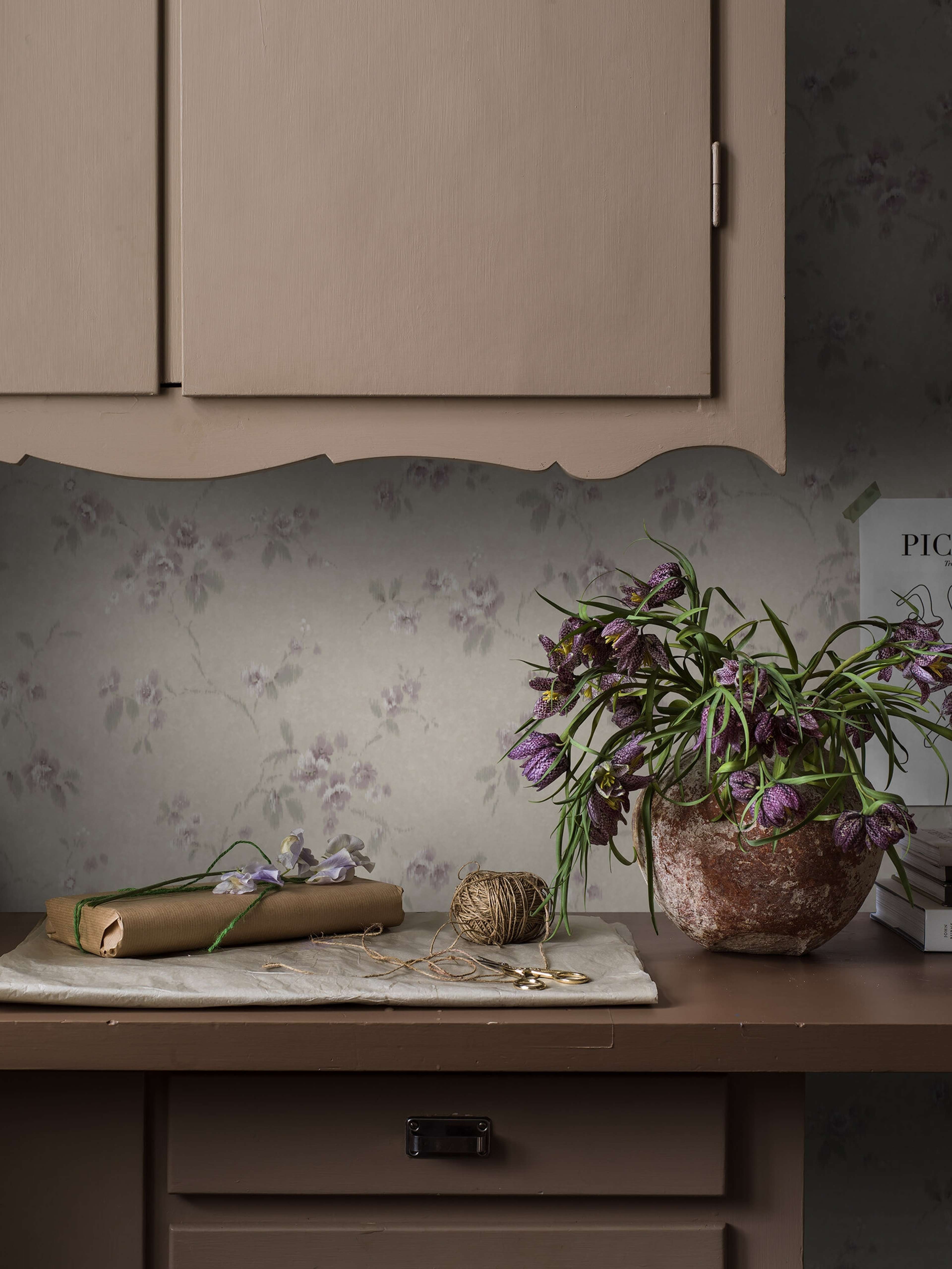 Vintage Rose tapet tapet med blommigt mönster i beige. Från kollektionen Dreamy Escape. Nonwoven-material med förskjuten passning. Passar i vardagsrum och matsal.