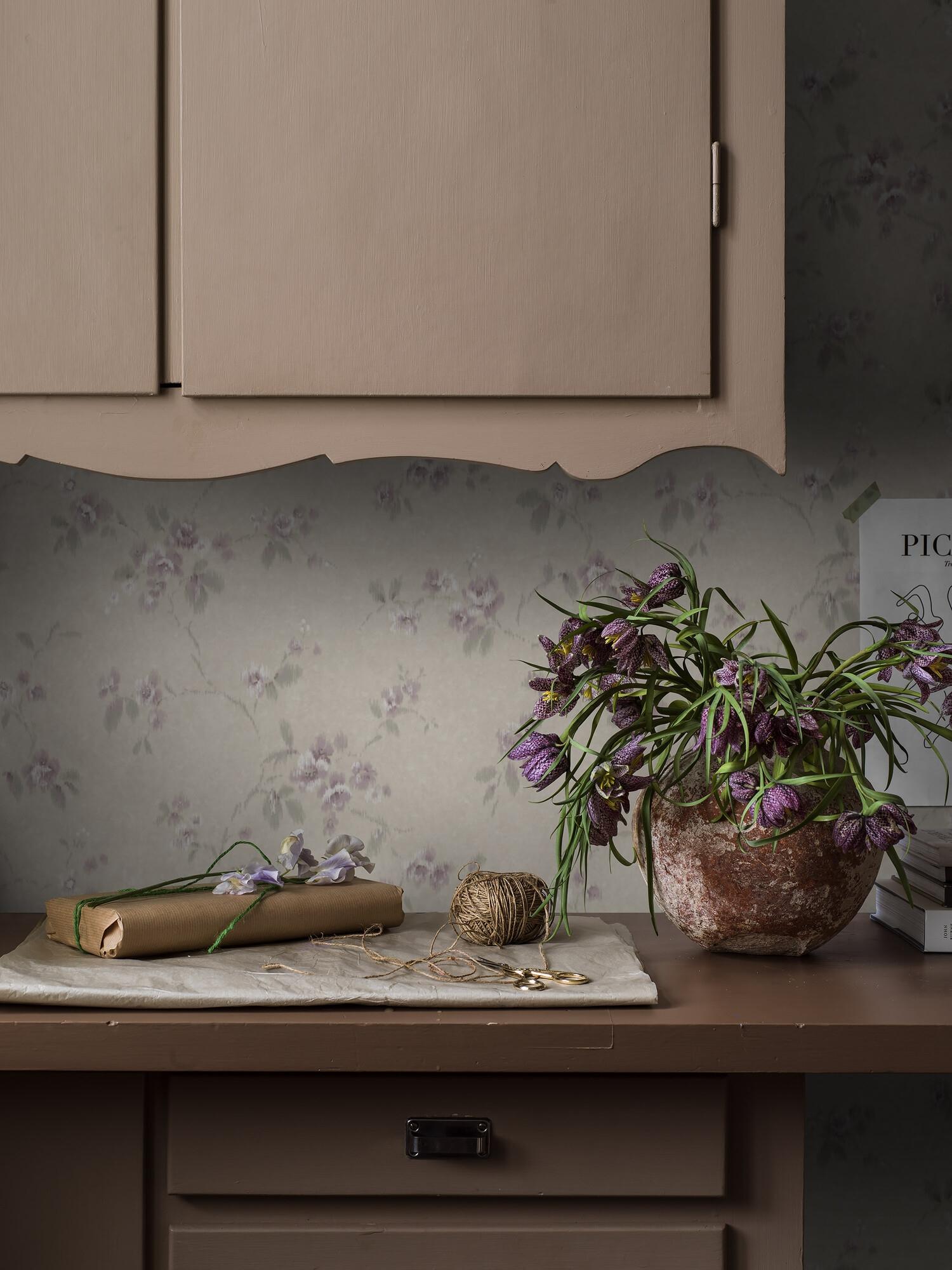 Vintage Rose tapet tapet med blommigt mönster i beige. Från kollektionen Dreamy Escape. Nonwoven-material med förskjuten passning. Passar i vardagsrum och matsal.