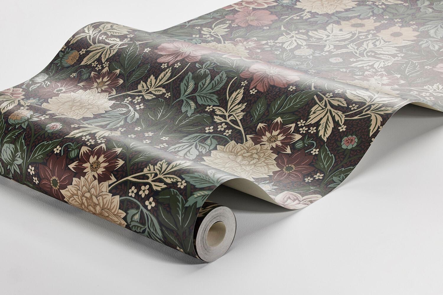 Dahlia Garden tapet med blommigt mönster i rosa. Från kollektionen Falsterbo III. Nonwoven-material med rak passning.