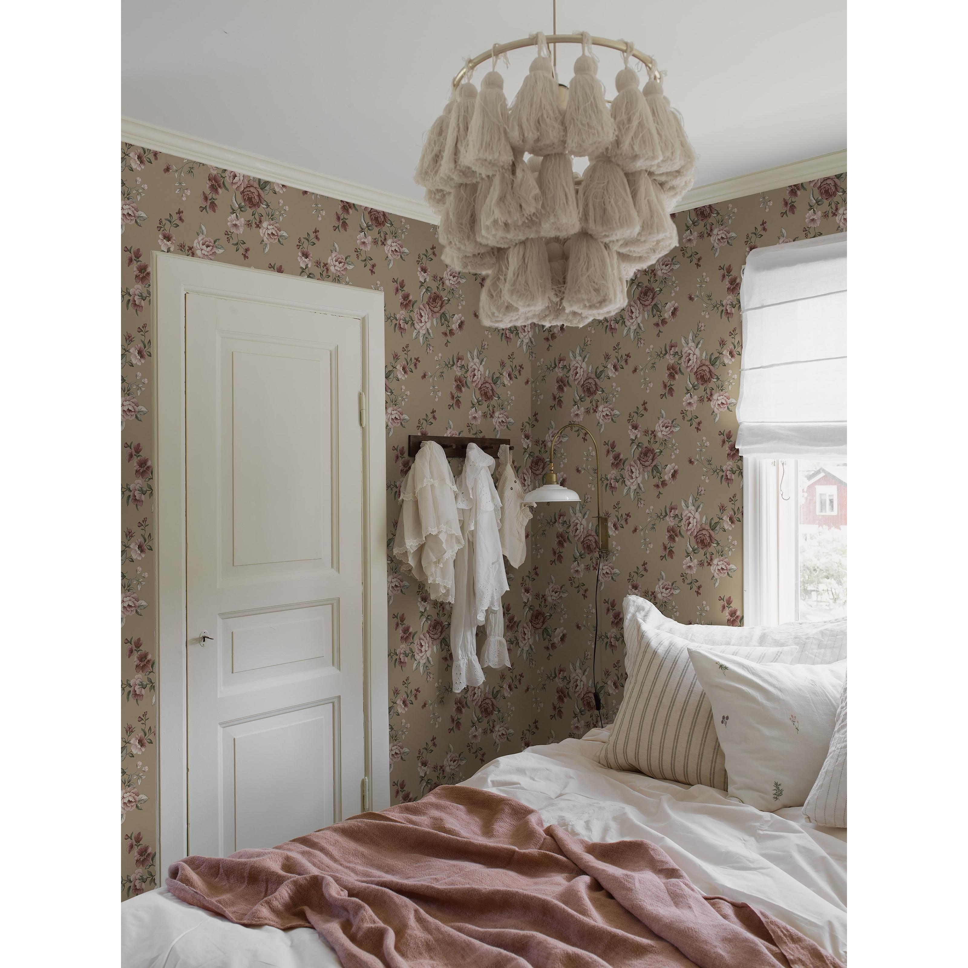Nomi brun, tapet tapet med blommigt, barnrum mönster i brun. Från kollektionen Newbie II Wallpaper. Nonwoven-material med rak passning. Passar i sovrum.