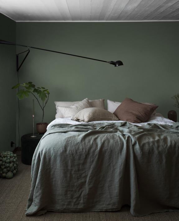 Forest Linen tapet enfärgad i grön. Från kollektionen Linen. Nonwoven-material.