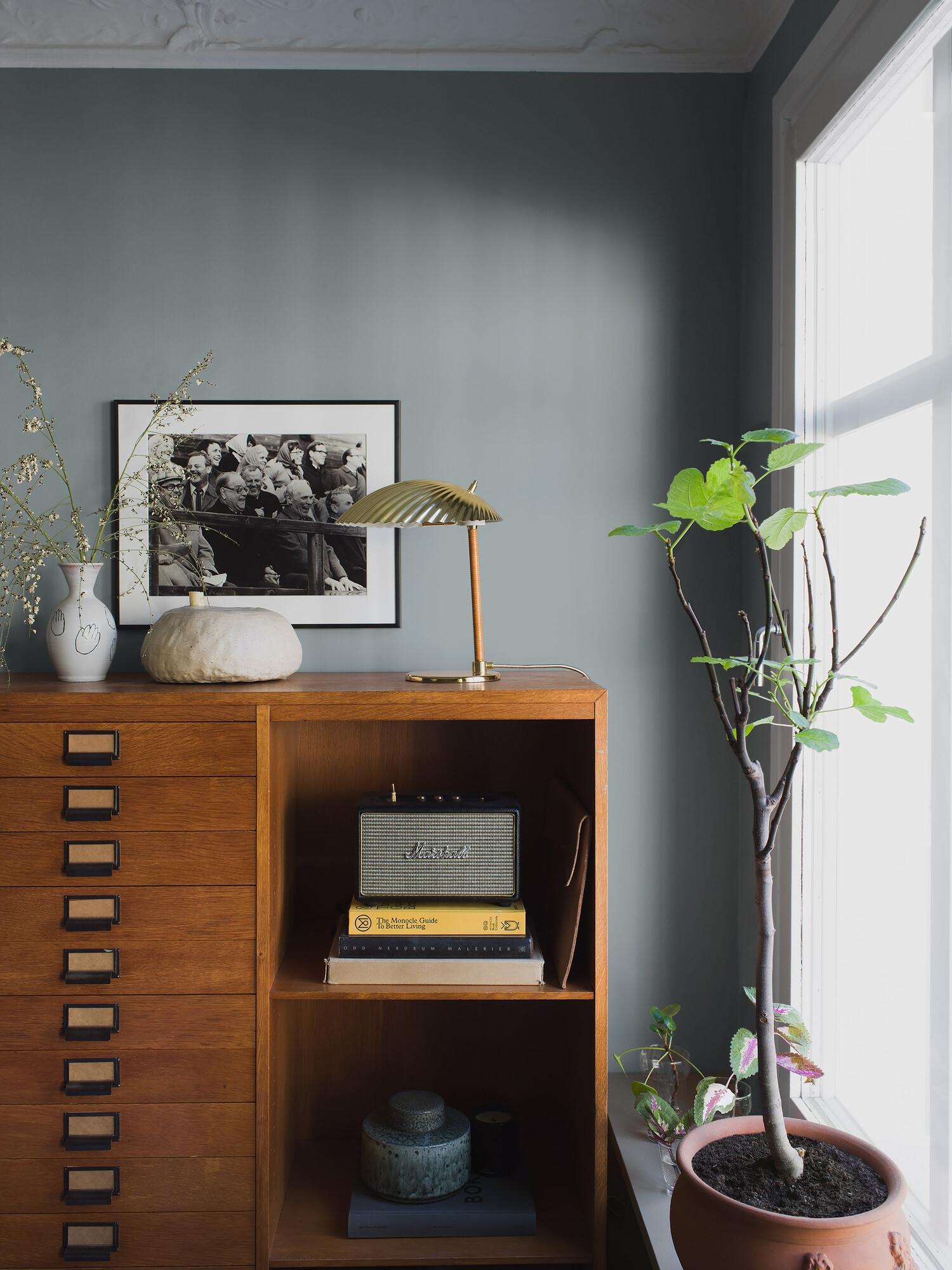 Glacier Blue tapet enfärgad i röd. Från kollektionen Pigment. Nonwoven-material.