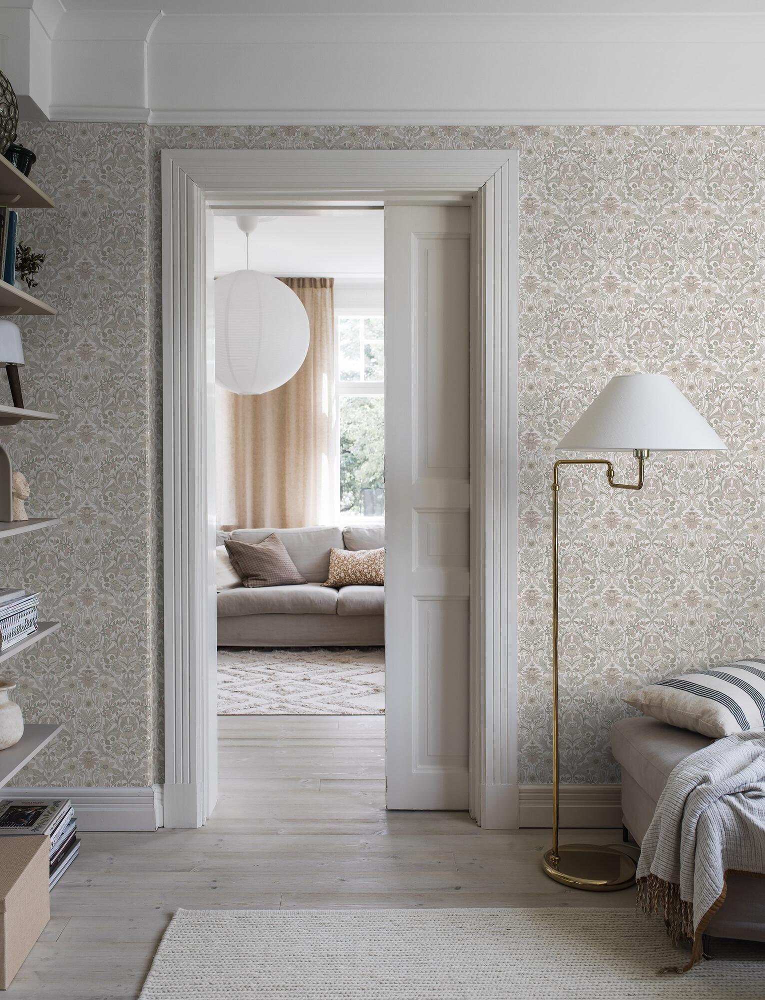 Blomsterfröjd tapet med blommigt mönster i beige. Från kollektionen timeless traditions. Nonwoven-material med rak passning.