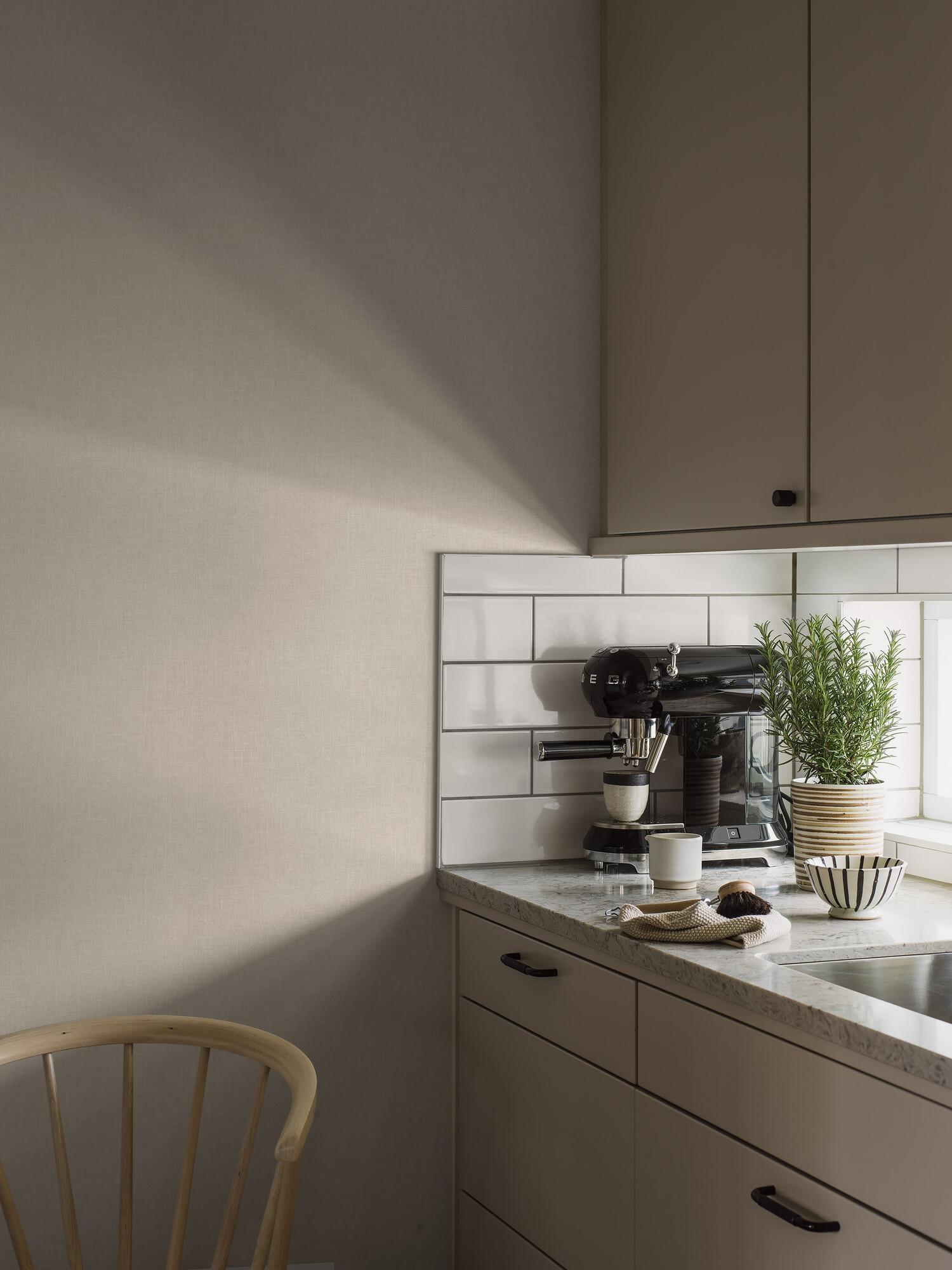 Vega 38712, tapet tapet enfärgad i cream. Från kollektionen Borosan Bas. Nonwoven-material.