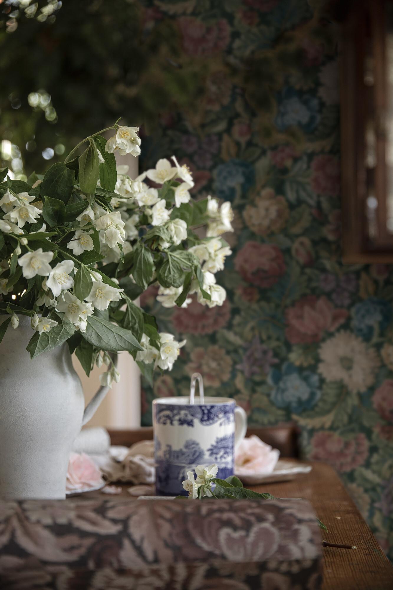 Nightingale Garden Mural mättade toner av grönt, rubinrött tapet med blommigt mönster i röd och grön. Från kollektionen Cottage Garden. Nonwoven-material med rak passning. Passar i vardagsrum, matsal och hall.