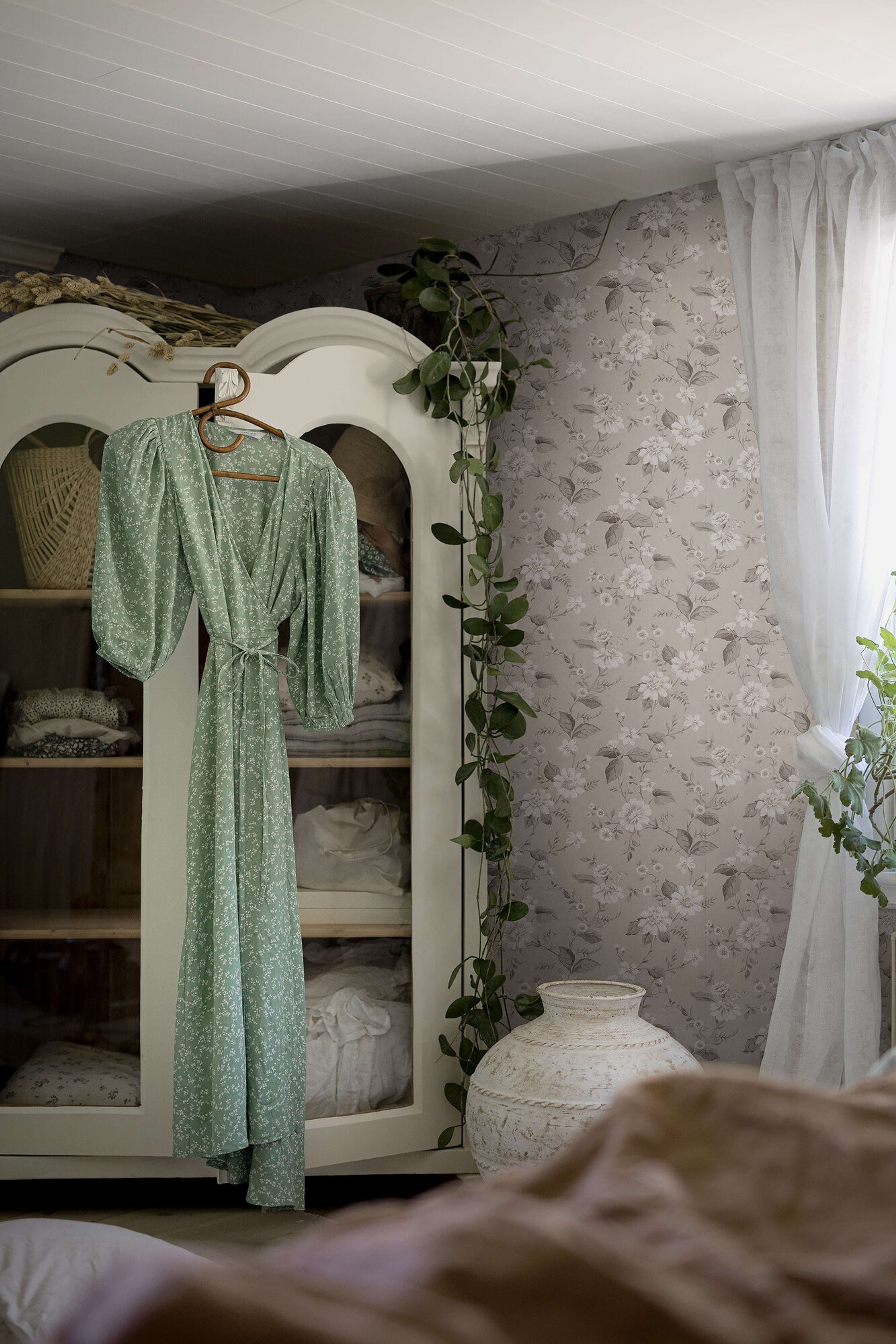 Laura´s Cottage ljus varmbeige botten tapet med blommigt mönster i beige. Från kollektionen Cottage Garden. Nonwoven-material med rak passning. Passar i vardagsrum, matsal och hall.​​​​‌﻿‍﻿​‍​‍‌‍﻿﻿‌﻿​‍‌‍‍‌‌‍‌﻿‌‍‍‌‌‍﻿‍​‍​‍​﻿‍‍​‍​‍‌﻿​﻿‌‍​‌‌‍﻿‍‌‍‍‌‌﻿‌​‌﻿‍‌​‍﻿‍‌‍‍‌‌‍﻿﻿​‍​‍​‍﻿​​‍​‍‌‍‍​‌﻿​‍‌‍‌‌‌‍‌‍​‍​‍​﻿‍‍​‍​‍‌‍‍​‌﻿‌​‌﻿‌​‌﻿​​‌﻿​﻿​﻿‍‍​‍﻿﻿​‍﻿﻿‌﻿‌﻿‌﻿‌﻿‌﻿‌﻿​‍﻿‍‌‍​﻿‌‍﻿﻿‌‍﻿​‌‍﻿﻿‌﻿​‍‌‍​‌‌‍﻿‌‌‍​‌​‍﻿‍‌﻿​﻿‌‍‌‌​‍﻿﻿‌﻿​﻿‌﻿‌​‌﻿‌‌‌‍‌​‌‍‍‌‌‍﻿﻿​‍﻿﻿‌‍‍‌‌‍﻿‍‌﻿‌​‌‍‌‌‌‍﻿‍‌﻿‌​​‍﻿﻿‌‍‌‌‌‍‌​‌‍‍‌‌﻿‌​​‍﻿﻿‌‍﻿‌‌‍﻿﻿‌‍‌​‌‍‌‌​﻿﻿‌‌﻿​​‌﻿​‍‌‍‌‌‌﻿​﻿‌‍‌‌‌‍﻿‍‌﻿‌​‌‍​‌‌﻿‌​‌‍‍‌‌‍﻿﻿‌‍﻿‍​﻿‍﻿‌‍‍‌‌‍‌​​﻿﻿‌‌‍‍‌‌‍﻿‌‌‍​‌‌‍‌﻿‌‍‌‌​‍﻿‌​﻿‌‍‌‍​﻿​﻿​‌​﻿​﻿​﻿‍‌​﻿‍‌​﻿‌​​﻿​​​﻿‌​‌‍​‌​﻿‌​​﻿‍​​﻿‍​​﻿​‌‌‍​‌​﻿‌‌​﻿​‌​﻿‌​‌‍‌‍​﻿‌‌​﻿‌​‌‍​‍‌‍‌​‌‍‌​​﻿‍​‌‍​‍‌‍​﻿​﻿​‍​﻿​﻿​﻿‌​‌‍‌‌‌‍‌‌​﻿‌﻿​﻿‌‍​﻿​​​﻿‍‌‌‍‌​​﻿​​​﻿​﻿‌‍​‍​‍﻿‌​﻿​‌​﻿​﻿​﻿​﻿​﻿​﻿‌﻿‍​​﻿​‍​﻿​​​﻿​​​﻿​​​‍﻿‌‌‍‍‍‌﻿​​‌‍‌﻿​﻿‍﻿‌﻿‌​‌﻿‍‌‌﻿​​‌‍‌‌​﻿﻿‌‌﻿​﻿‌‍​‌‌‍﻿‍‌‍‍‌‌﻿‌​‌﻿‍‌​‍﻿‍‌‍‍‌‌‍﻿‌‌‍​‌‌‍‌﻿‌‍‌‌‌​​‌‌﻿​﻿‌﻿​﻿‌‍‌‌‌﻿‌​​﻿‍﻿‌﻿​​‌‍​‌‌﻿‌​‌‍‍​​﻿﻿‌‌‍​‌‌‍﻿​‌﻿‌​‌‌‌​‌‍‌‌‌﻿‍​‌﻿‌​​﻿﻿﻿‌‍​‍‌‍​‌‌﻿​﻿‌‍‌‌‌‌‌‌‌﻿​‍‌‍﻿​​﻿﻿‌‌‍‍​‌﻿‌​‌﻿‌​‌﻿​​‌﻿​﻿​‍‌‌​﻿​﻿‌​​‌​‍‌‌​﻿​‍‌​‌‍​‍‌‌​﻿​‍‌​‌‍‌﻿‌﻿‌﻿‌﻿‌﻿‌﻿​‍﻿‍‌‍​﻿‌‍﻿﻿‌‍﻿​‌‍﻿﻿‌﻿​‍‌‍​‌‌‍﻿‌‌‍​‌​‍﻿‍‌﻿​﻿‌‍‌‌​‍‌‌​﻿​‍‌​‌‍‌﻿​﻿‌﻿‌​‌﻿‌‌‌‍‌​‌‍‍‌‌‍﻿﻿​‍‌‍‌‍‍‌‌‍‌​​﻿﻿‌‌‍‍‌‌‍﻿‌‌‍​‌‌‍‌﻿‌‍‌‌​‍﻿‌​﻿‌‍‌‍​﻿​﻿​‌​﻿​﻿​﻿‍‌​﻿‍‌​﻿‌​​﻿​​​﻿‌​‌‍​‌​﻿‌​​﻿‍​​﻿‍​​﻿​‌‌‍​‌​﻿‌‌​﻿​‌​﻿‌​‌‍‌‍​﻿‌‌​﻿‌​‌‍​‍‌‍‌​‌‍‌​​﻿‍​‌‍​‍‌‍​﻿​﻿​‍​﻿​﻿​﻿‌​‌‍‌‌‌‍‌‌​﻿‌﻿​﻿‌‍​﻿​​​﻿‍‌‌‍‌​​﻿​​​﻿​﻿‌‍​‍​‍﻿‌​﻿​‌​﻿​﻿​﻿​﻿​﻿​﻿‌﻿‍​​﻿​‍​﻿​​​﻿​​​﻿​​​‍﻿‌‌‍‍‍‌﻿​​‌‍‌﻿​‍‌‍‌﻿‌​‌﻿‍‌‌﻿​​‌‍‌‌​﻿﻿‌‌﻿​﻿‌‍​‌‌‍﻿‍‌‍‍‌‌﻿‌​‌﻿‍‌​‍﻿‍‌‍‍‌‌‍﻿‌‌‍​‌‌‍‌﻿‌‍‌‌‌​​‌‌﻿​﻿‌﻿​﻿‌‍‌‌‌﻿‌​​‍‌‍‌﻿​​‌‍​‌‌﻿‌​‌‍‍​​﻿﻿‌‌‍​‌‌‍﻿​‌﻿‌​‌‌‌​‌‍‌‌‌﻿‍​‌﻿‌​​‍‌‍‌﻿​​‌‍‌‌‌﻿​‍‌﻿​﻿‌﻿​​‌‍‌‌‌‍​﻿‌﻿‌​‌‍‍‌‌﻿‌‍‌‍‌‌​﻿﻿‌‌﻿​​‌﻿‌‌‌‍​‍‌‍﻿​‌‍‍‌‌﻿​﻿‌‍‍​‌‍‌‌‌‍‌​​‍​‍‌﻿﻿‌