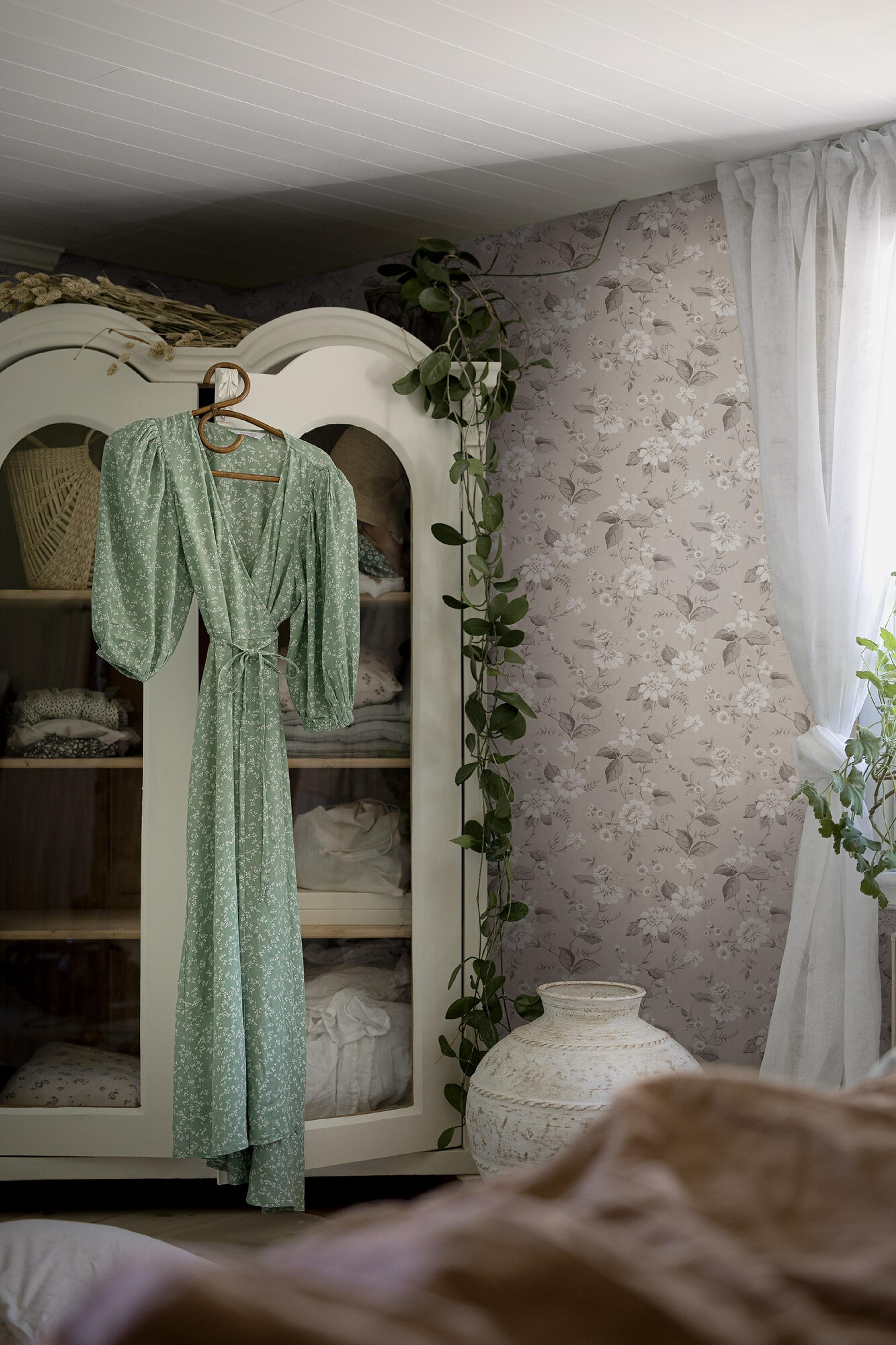 Laura´s Cottage ljus varmbeige botten tapet med blommigt mönster i beige. Från kollektionen Cottage Garden. Nonwoven-material med rak passning. Passar i vardagsrum, matsal och hall.​​​​‌﻿‍﻿​‍​‍‌‍﻿﻿‌﻿​‍‌‍‍‌‌‍‌﻿‌‍‍‌‌‍﻿‍​‍​‍​﻿‍‍​‍​‍‌﻿​﻿‌‍​‌‌‍﻿‍‌‍‍‌‌﻿‌​‌﻿‍‌​‍﻿‍‌‍‍‌‌‍﻿﻿​‍​‍​‍﻿​​‍​‍‌‍‍​‌﻿​‍‌‍‌‌‌‍‌‍​‍​‍​﻿‍‍​‍​‍‌‍‍​‌﻿‌​‌﻿‌​‌﻿​​‌﻿​﻿​﻿‍‍​‍﻿﻿​‍﻿﻿‌﻿‌﻿‌﻿‌﻿‌﻿‌﻿​‍﻿‍‌‍​﻿‌‍﻿﻿‌‍﻿​‌‍﻿﻿‌﻿​‍‌‍​‌‌‍﻿‌‌‍​‌​‍﻿‍‌﻿​﻿‌‍‌‌​‍﻿﻿‌﻿​﻿‌﻿‌​‌﻿‌‌‌‍‌​‌‍‍‌‌‍﻿﻿​‍﻿﻿‌‍‍‌‌‍﻿‍‌﻿‌​‌‍‌‌‌‍﻿‍‌﻿‌​​‍﻿﻿‌‍‌‌‌‍‌​‌‍‍‌‌﻿‌​​‍﻿﻿‌‍﻿‌‌‍﻿﻿‌‍‌​‌‍‌‌​﻿﻿‌‌﻿​​‌﻿​‍‌‍‌‌‌﻿​﻿‌‍‌‌‌‍﻿‍‌﻿‌​‌‍​‌‌﻿‌​‌‍‍‌‌‍﻿﻿‌‍﻿‍​﻿‍﻿‌‍‍‌‌‍‌​​﻿﻿‌‌‍‍‌‌‍﻿‌‌‍​‌‌‍‌﻿‌‍‌‌​‍﻿‌​﻿‌‍‌‍​﻿​﻿​‌​﻿​﻿​﻿‍‌​﻿‍‌​﻿‌​​﻿​​​﻿‌​‌‍​‌​﻿‌​​﻿‍​​﻿‍​​﻿​‌‌‍​‌​﻿‌‌​﻿​‌​﻿‌​‌‍‌‍​﻿‌‌​﻿‌​‌‍​‍‌‍‌​‌‍‌​​﻿‍​‌‍​‍‌‍​﻿​﻿​‍​﻿​﻿​﻿‌​‌‍‌‌‌‍‌‌​﻿‌﻿​﻿‌‍​﻿​​​﻿‍‌‌‍‌​​﻿​​​﻿​﻿‌‍​‍​‍﻿‌​﻿​‌​﻿​﻿​﻿​﻿​﻿​﻿‌﻿‍​​﻿​‍​﻿​​​﻿​​​﻿​​​‍﻿‌‌‍‍‍‌﻿​​‌‍‌﻿​﻿‍﻿‌﻿‌​‌﻿‍‌‌﻿​​‌‍‌‌​﻿﻿‌‌﻿​﻿‌‍​‌‌‍﻿‍‌‍‍‌‌﻿‌​‌﻿‍‌​‍﻿‍‌‍‍‌‌‍﻿‌‌‍​‌‌‍‌﻿‌‍‌‌‌​​‌‌﻿​﻿‌﻿​﻿‌‍‌‌‌﻿‌​​﻿‍﻿‌﻿​​‌‍​‌‌﻿‌​‌‍‍​​﻿﻿‌‌‍​‌‌‍﻿​‌﻿‌​‌‌‌​‌‍‌‌‌﻿‍​‌﻿‌​​﻿﻿﻿‌‍​‍‌‍​‌‌﻿​﻿‌‍‌‌‌‌‌‌‌﻿​‍‌‍﻿​​﻿﻿‌‌‍‍​‌﻿‌​‌﻿‌​‌﻿​​‌﻿​﻿​‍‌‌​﻿​﻿‌​​‌​‍‌‌​﻿​‍‌​‌‍​‍‌‌​﻿​‍‌​‌‍‌﻿‌﻿‌﻿‌﻿‌﻿‌﻿​‍﻿‍‌‍​﻿‌‍﻿﻿‌‍﻿​‌‍﻿﻿‌﻿​‍‌‍​‌‌‍﻿‌‌‍​‌​‍﻿‍‌﻿​﻿‌‍‌‌​‍‌‌​﻿​‍‌​‌‍‌﻿​﻿‌﻿‌​‌﻿‌‌‌‍‌​‌‍‍‌‌‍﻿﻿​‍‌‍‌‍‍‌‌‍‌​​﻿﻿‌‌‍‍‌‌‍﻿‌‌‍​‌‌‍‌﻿‌‍‌‌​‍﻿‌​﻿‌‍‌‍​﻿​﻿​‌​﻿​﻿​﻿‍‌​﻿‍‌​﻿‌​​﻿​​​﻿‌​‌‍​‌​﻿‌​​﻿‍​​﻿‍​​﻿​‌‌‍​‌​﻿‌‌​﻿​‌​﻿‌​‌‍‌‍​﻿‌‌​﻿‌​‌‍​‍‌‍‌​‌‍‌​​﻿‍​‌‍​‍‌‍​﻿​﻿​‍​﻿​﻿​﻿‌​‌‍‌‌‌‍‌‌​﻿‌﻿​﻿‌‍​﻿​​​﻿‍‌‌‍‌​​﻿​​​﻿​﻿‌‍​‍​‍﻿‌​﻿​‌​﻿​﻿​﻿​﻿​﻿​﻿‌﻿‍​​﻿​‍​﻿​​​﻿​​​﻿​​​‍﻿‌‌‍‍‍‌﻿​​‌‍‌﻿​‍‌‍‌﻿‌​‌﻿‍‌‌﻿​​‌‍‌‌​﻿﻿‌‌﻿​﻿‌‍​‌‌‍﻿‍‌‍‍‌‌﻿‌​‌﻿‍‌​‍﻿‍‌‍‍‌‌‍﻿‌‌‍​‌‌‍‌﻿‌‍‌‌‌​​‌‌﻿​﻿‌﻿​﻿‌‍‌‌‌﻿‌​​‍‌‍‌﻿​​‌‍​‌‌﻿‌​‌‍‍​​﻿﻿‌‌‍​‌‌‍﻿​‌﻿‌​‌‌‌​‌‍‌‌‌﻿‍​‌﻿‌​​‍‌‍‌﻿​​‌‍‌‌‌﻿​‍‌﻿​﻿‌﻿​​‌‍‌‌‌‍​﻿‌﻿‌​‌‍‍‌‌﻿‌‍‌‍‌‌​﻿﻿‌‌﻿​​‌﻿‌‌‌‍​‍‌‍﻿​‌‍‍‌‌﻿​﻿‌‍‍​‌‍‌‌‌‍‌​​‍​‍‌﻿﻿‌