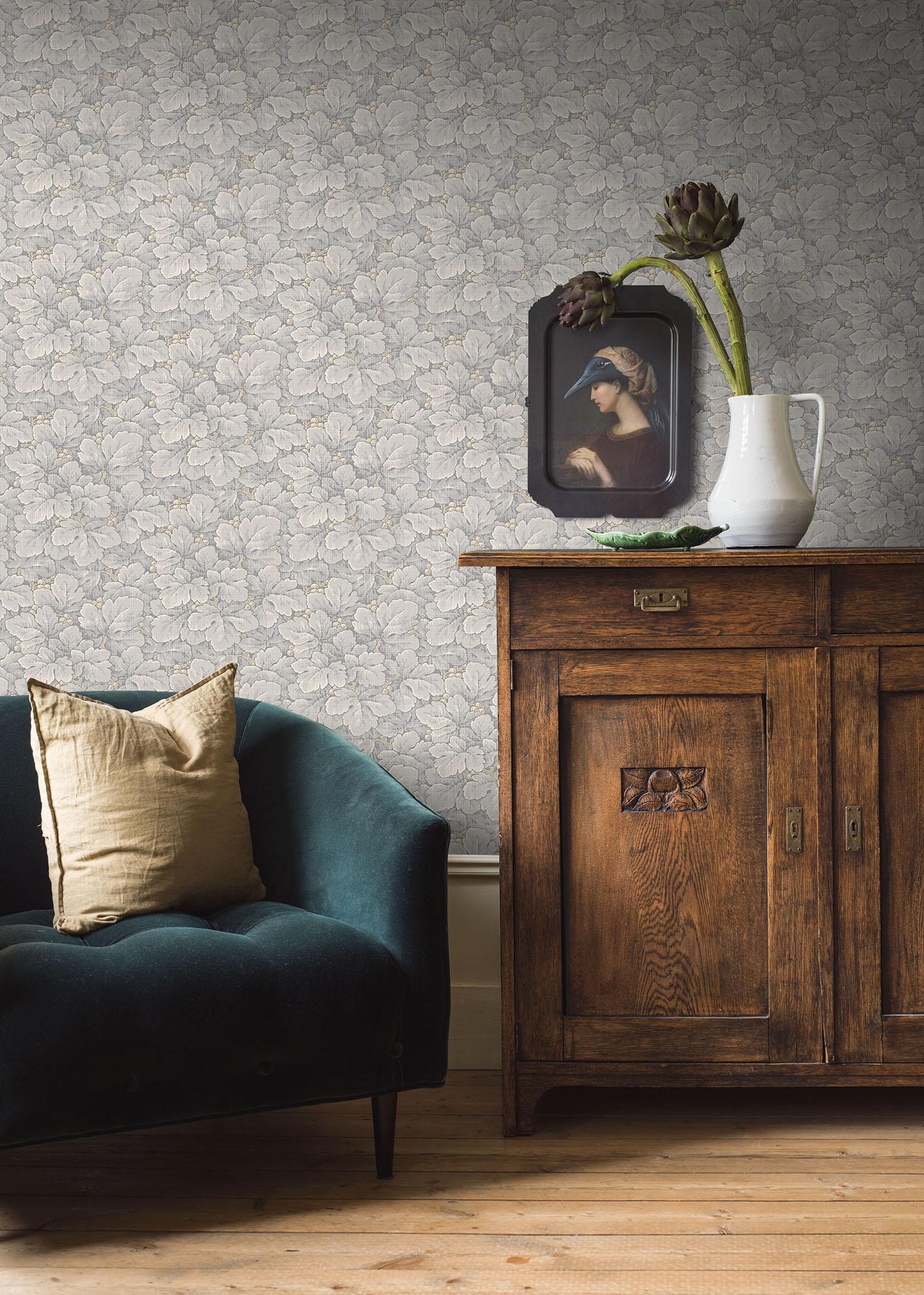 Waldemar, ljusgrå tapet från Boråstapeter med blommigt mönster i grå och beige. Från kollektionen anno. Nonwoven-material med rak passning. Vintage-stil. Passar i sovrum och matsal.