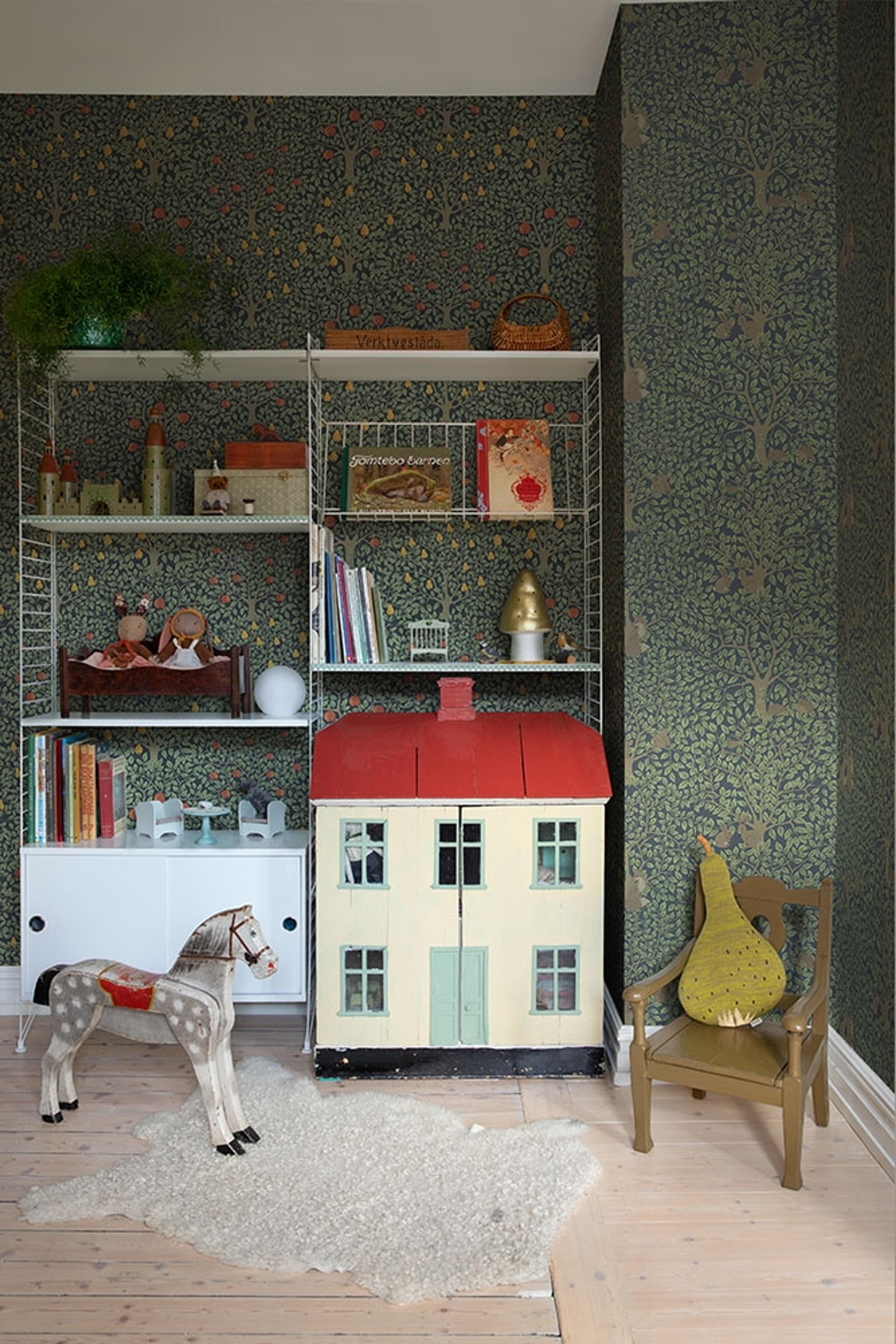 Per bladverk och djur, mörkblå/grön tapet med djur mönster i blå. Från kollektionen Grönhaga. Nonwoven-material med förskjuten passning. Passar i barnrum.