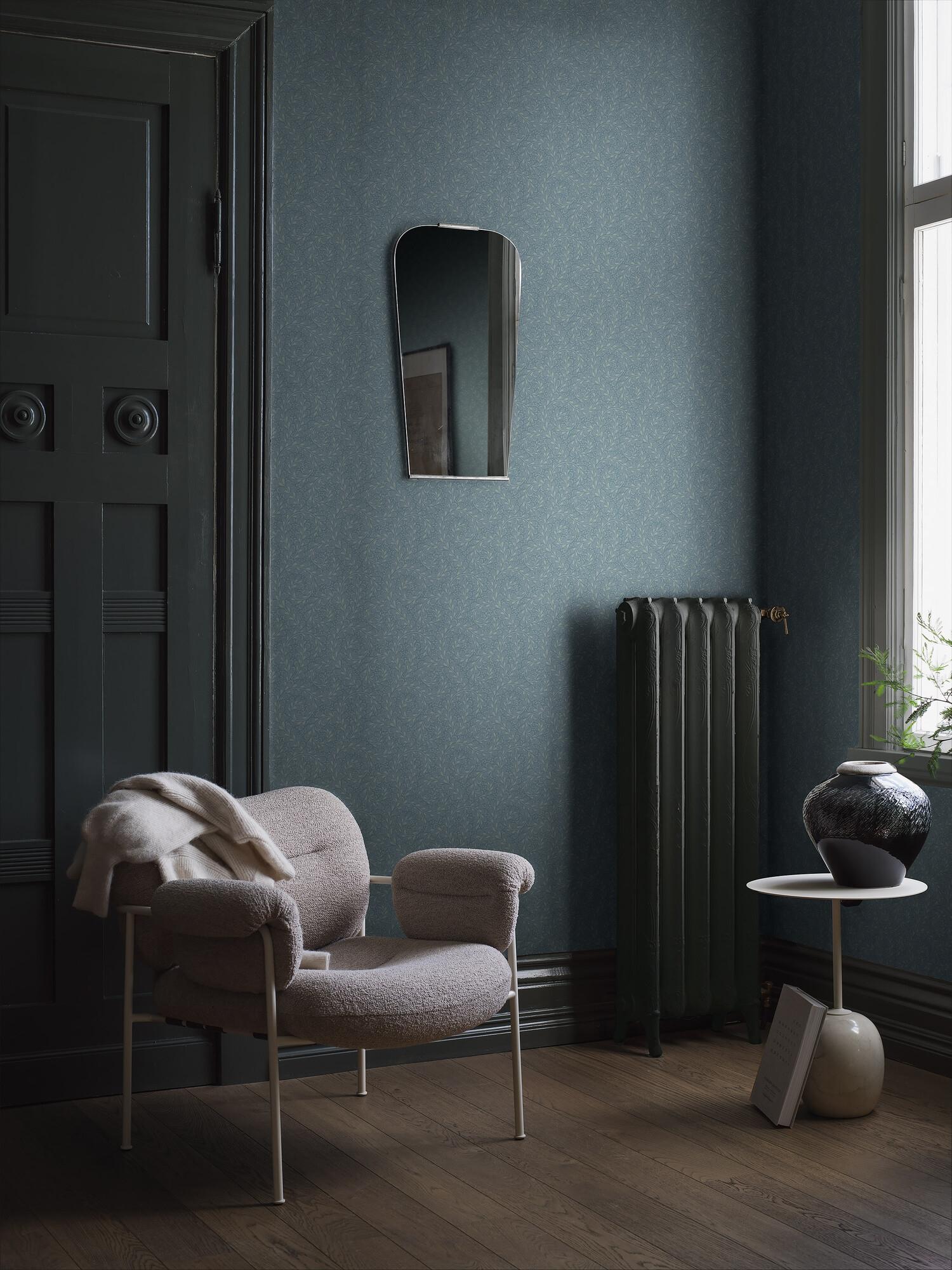 Wild Ferns tapet i blått tapet med botaniskt mönster i blå. Från kollektionen Treasured. Nonwoven-material med rak passning. Passar i kök, hall och arbetsrum.