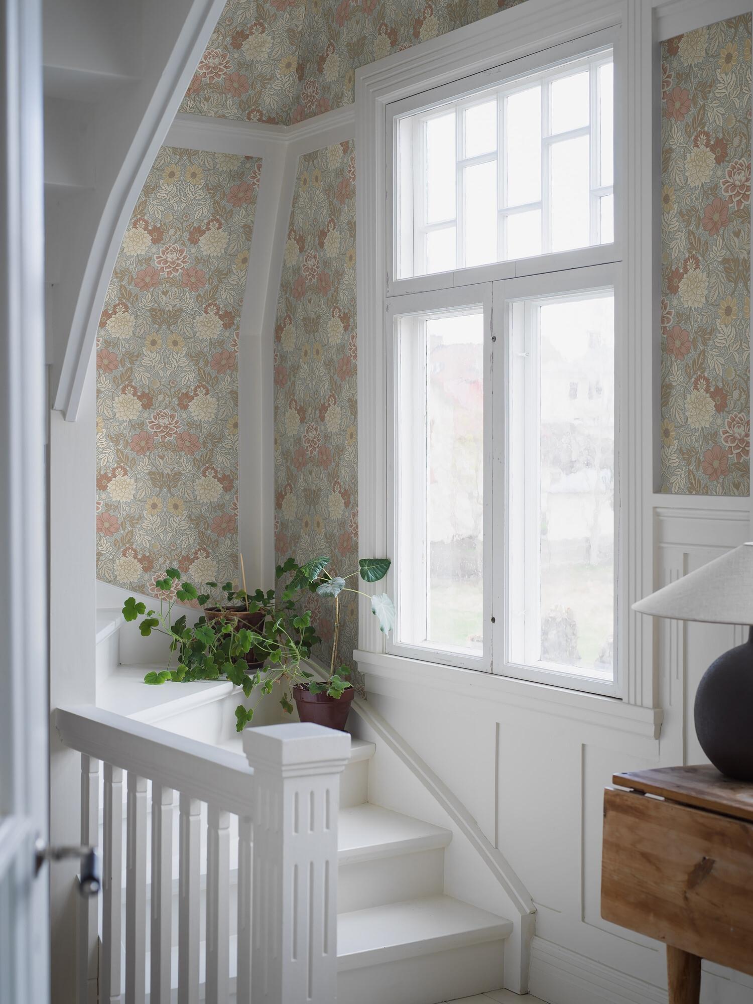 Dahlia Garden tapet med blommigt mönster i rosa. Från kollektionen Falsterbo III. Nonwoven-material med rak passning.